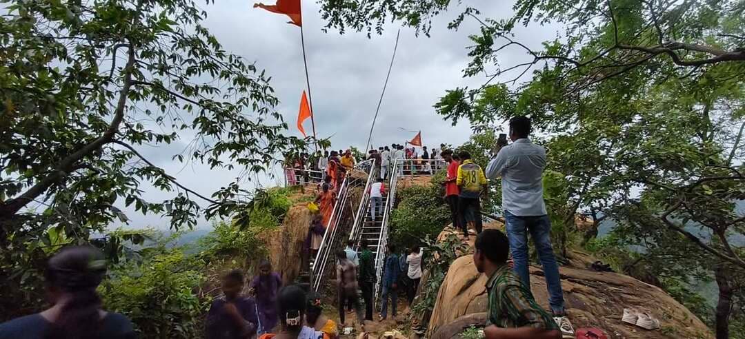 ବିଭିନ୍ନ ଶୌବ ପୀଠ ରେ ଭକ୍ତଙ୍କର ଭିଡ଼ 🚩🙏
#harharmahadev #kuchinda #mahadev