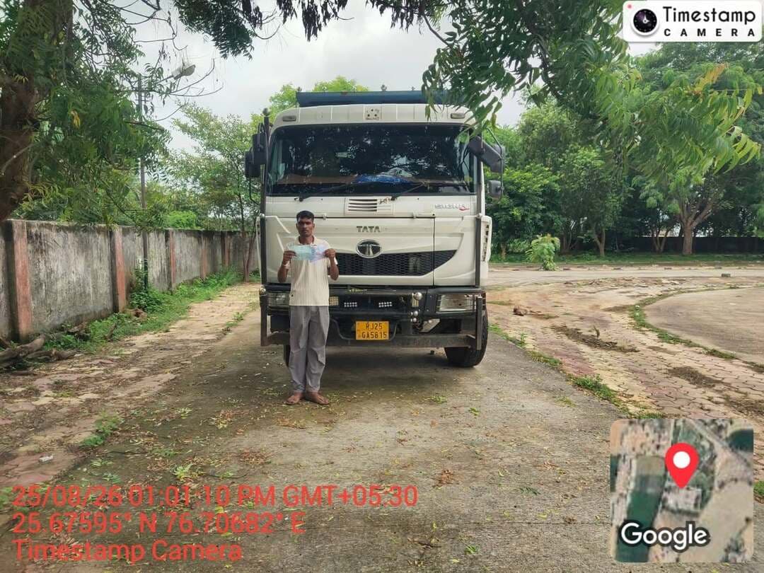 मोटरयान अधिनियम के तहत 1 लाख 37 हजार की राजस्व वसूली
-----
कलेक्टर सुश्री शीला दाहिमा के मार्गदर्शन में जिला परिवहन अधिकारी श्री जगदीश सिंह भील द्वारा वाहन चेकिंग अभियान अंतर्गत 1 लाख 37 हजार रूपये की राजस्व वसूली की गई है।
जिला परिवहन अधिकारी श्री जगदीश भील ने बताया कि बिना टैक्स संचालित तीन वाहनों से मोटर यान कराधान अधिनियम 1991 के अंतर्गत 1 लाख 22 हजार रूपये की जुर्माने एवं टैक्स के रूप में राजस्व वसूली की गई। इसके साथ ही वाहन चैकिंग अभियान के तहत 26 वाहनों को चैक करने की कार्यवाही की गई इस दौरान मोटर व्हीकल एक्ट का उल्लंघन करने पर एक स्कूली टाटा मैजिक वाहन एमपी 31 टीए 0176 पर 15 हजार की चालानी कार्यवाही भी की गई।
-
CM Madhya Pradesh
Jansampark Madhya Pradesh
#JansamparkMP
#sheopur