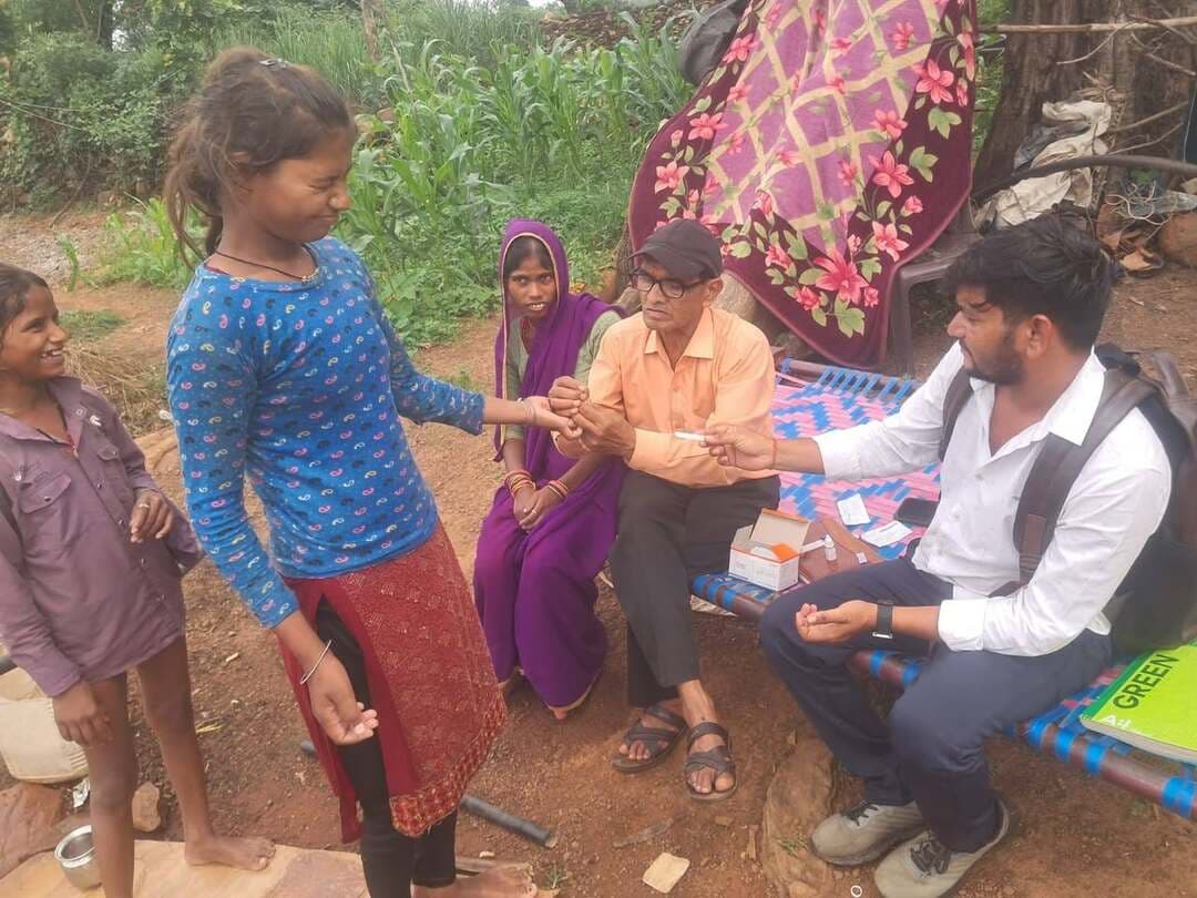 मलेरिया सर्वे एवं उपचार अभियान जारी
-----
कलेक्टर सुश्री शीला दाहिमा के मार्गदर्शन एवं जिला मलेरिया अधिकारी डॉ. एसएन बिंदल के निर्देशन में जिले में मलेरिया एवं अन्य वेक्टर जनित बीमारियों की रोकथाम के लिए विभिन्न क्षेत्रों में संघन सर्वेक्षण एवं नियंत्रण गतिविधियां संचालित की गईं।
इसी क्रम में शहरी क्षेत्र श्योपुर के वार्ड क्रमांक 8, 4, 10, 22, 19, 15, 23 एवं 11 में मलेरिया नियंत्रण गतिविधियों के अंतर्गत मलेरिया निरीक्षक श्री श्यामलाल बाथम एवं आशा कार्यकर्ताओं द्वारा 354 घरों का लार्वा सर्वे कर 2203 कंटेनरों की जांच की गई। इनमें 29 कंटेनर लार्वा पॉजिटिव पाए गए, जिन्हें टीम की निगरानी में खाली कर नष्ट कराया गया। साथ ही आरएफएस सर्वे किया गया तथा 39 बुखार पीड़ित व्यक्तियों की आरडीटी से जांच की गई, जिनकी रिपोर्ट मलेरिया निगेटिव रही।
विकासखंड विजयपुर के ग्राम अर्राेदरी में डेंगू एवं मलेरिया जैसी बीमारियों की रोकथाम के लिए आशा कार्यकर्ताओं द्वारा घर-घर भ्रमण कर कूलर, गमले, पुराने टायर, पानी की टंकियों एवं अन्य जल पात्रों की जांच की गई। लार्वा पाए जाने वाले स्थानों पर तत्काल नस्तीकरण की कार्रवाई करते हुए एंटी-लार्वा बीटीआई दवा का प्रयोग किया गया।
विकासखंड कराहल के ग्राम उधमपुरा एवं काननखेड़ा में मलेरिया पॉजिटिव केस के आसपास विशेष गतिविधि की गई। दोनों ग्रामों में 170 घरों का लार्वा सर्वे किया गया तथा 6 घरों में लार्वा नस्तीकरण की कार्रवाई की गई। वहीं 20 बुखार रोगियों की रक्त जांच कर आवश्यक उपचार प्रदान किया गया। ग्रामीणों को मलेरिया के लक्षण, समय पर जांच एवं पूर्ण उपचार के संबंध में जानकारी दी गई
विकासखंड श्योपुर (बड़ौदा) के ग्राम बगदिया के शिकारगाह क्षेत्र में बुखार की सूचना मिलने पर आशा कार्यकर्ताओं द्वारा लार्वा एवं फीवर सर्वे किया गया। 22 बुखार पीड़ितों की त्क्ज् से जांच की गई, जिनमें सभी की रिपोर्ट मलेरिया निगेटिव पाई गई।
-
CM Madhya Pradesh
Jansampark Madhya Pradesh
#JansamparkMP
#sheopur