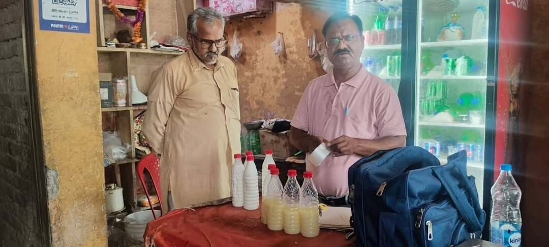 ढोढर में दो डेयरी से लिये पनीर, देशी घी, दही के सैम्पल
-----
कलेक्टर सुश्री शीला दाहिमा के मार्गदर्शन में फूड सेफ्टी विभाग द्वारा ढोढर में दो दूध डेयरी से पनीर, देशी घी एवं दही के नमूने लेने के साथ ही 15 किलो देशी घी जब्त करने की कार्यवाही की गई है।
खाद्य सुरक्षा अधिकारी श्री धमेन्द्र जैन ने बताया कि श्री हरि दूध डेयरी स्टेशन रोड ढोढर से पनीर एवं श्री कृष्णा डेयरी मैन तिराहा बगदिया रोड ढोढर से देशी घी एवं दही के नमूने लिये गये, इसके साथ ही श्री कृष्णा डेयरी से 15 किलोग्राम देशी घी जब्त किया गया है, जिसकी कीमत 15 हजार 500 रूपये है। उक्त नमूनों को जांच के लिए राज्य खाद्य प्रयोगशाला भोपाल भेजा गया है, जांच प्रतिवेदन प्राप्त होने पर वैधानिक कार्यवाही की जायेगी।
-
CM Madhya Pradesh
Jansampark Madhya Pradesh
#JansamparkMP
#sheopur