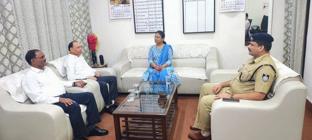 नेशनल लोक अदालत की तैयारियों को लेकर समन्वय बैठक आयोजित
कलेक्टर-एसपी भी रहे मौजूद
-----
माननीय म.प्र. राज्य विधिक सेवा प्राधिकरण जबलपुर के दिशा-निर्देशानुसार 12 सितंबर को आयोजित होने वाली आगामी नेशनल लोक अदालत के सफल एवं प्रभावी क्रियान्वयन हेतु माननीय प्रधान जिला न्यायाधीश एवं अध्यक्ष जिला विधिक सेवा प्राधिकरण श्री बीएल प्रजापति की अध्यक्षता में समन्वय बैठक का आयोजन किया गया।
माननीय प्रधान जिला न्यायाधीश के विश्राम कक्ष में आयोजित बैठक के दौरान कलेक्टर सुश्री शीला दाहिमा, पुलिस अधीक्षक श्री मोती उर रहमान, श्री सुशील कुमार विशेष न्यायाधीश नोडल अधिकारी नेशनल लोक अदालत, जिला विधिक सेवा प्राधिकरण की सचिव श्रीमती वर्षा सूर्यवंशी मजूमदार, डीएफओ सामान्य वनमण्डल श्री केएस रंधा, विद्युत विभाग के जीएम श्री विनोद भदौरिया व डीजीएम श्री मोहम्मद आसिफ इकबाल, मुख्य नगर पालिका अधिकारी श्री नरेंद्र जाटव उपस्थित रहे।
उक्त बैठक में माननीय प्रधान जिला न्यायाधीश द्वारा जिला प्रशासन, पुलिस प्रशासन व अन्य विभाग के वरिष्ठ अधिकारियों से लोक अदालत के व्यापक प्रचार-प्रसार, राजीनामा योग्य मामलों को चिन्हित करने. प्री-लिटिगेशन एवं न्यायालयीन लंबित प्रकरणों में संबंधित पक्षकारों को समय पर नोटिस तामीली सुनिश्चित कराने हेतु विस्तृत चर्चा की गई एवं आवश्यक दिशा-निर्देश प्रदान किए गए। बैठक में कलेक्टर सुश्री शीला दाहिमा एवं पुलिस अधीक्षक श्री मोती उर रहमान ने कहा कि नेशनल लोक अदालत को सफल बनाने हेतु जिला व पुलिस प्रशासन की ओर से पूर्ण सहयोग प्रदान किया जायेंगा तथा संबंधित विभागों को भी प्रकरणों का निराकरण कराने के लिए निर्देशित किया जायेगा।
इसके साथ ही मुख्य नगर पालिका अधिकारी को जलकर, संपत्ति कर एवं दुकान किराए के बकाया मामलों में नियमानुसार छूट प्रदान कर प्रकरणों का निराकरण करने शहर में कचरा गाड़ियों एवं होर्डिंग्स के माध्यम से व्यापक प्रचार-प्रसार करने नगर पालिका अमले के माध्यम से नोटिसों की त्वरित तामीली कराने तथा लोक अदालत के दिन न्यायालय परिसर में साफ-सफाई, पेयजल एवं मोबाइल टॉयलेट की समुचित व्यवस्था सुनिश्चित करने के निर्देश दिए गए।
-
CM Madhya Pradesh
Jansampark Madhya Pradesh
<nis:link nis:type=tag nis:id=jansamparkmp nis:value=JansamparkMP nis:enabled=true nis:link/>
<nis:link nis:type=tag nis:id=sheopur nis:value=sheopur nis:enabled=true nis:link/>