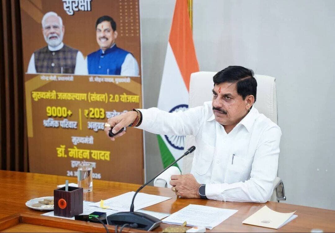 प्रदेश के 9149 संबल हितग्राहियों को मिली 203 करोड़ रुपए अनुग्रह सहायता
श्योपुर जिले के 182 हितग्राहियों को मिली 3 करोड 92 लाख की राशि
-----
मुख्यमंत्री डॉ मोहन यादव द्वारा गत दिवस मुख्यमंत्री निवास से मुख्यमंत्री जनकल्याण संबल योजना के तहत 9 हजार 149 श्रमिक परिवारों को 203 करोड रूपये की अनुग्रह सहायता राशि का वितरण सिंगल क्लिक के माध्यम किया गया।
उक्त कार्यक्रम का लाइव प्रसारण जिला स्तर सहित नगरीय निकायों एवं जनपद पंचायतो में आयोजित कार्यक्रम के दौरान किया गया। श्योपुर जिले में जिला स्तरीय कार्यक्रम का आयोजन कलेक्ट्रेट स्थित एनआईसी कक्ष में संपन्न हुआ।
जिले के 182 परिवारो को मिला संबल का लाभ
मुख्यमंत्री जनकल्याण संबल योजना के तहत श्योपुर जिले में 182 परिवारो को लाभ प्राप्त हुआ है, योजना के तहत हितग्राही परिवारो के बैंक खातो में 3 करोड 92 लाख रूपये की राशि अंतरित की गई है। सामान्य मृत्यु के प्रकरणों में 165 हितग्राही परिवारों को 3 करोड 30 लाख तथा र्दुघटना मृत्यु के प्रकरणों में 15 हितग्राहियों को 60 लाख रूपये की अनुग्रह सहायता राशि प्रदाय की गई। आंशिक स्थाई अपंगता के दो प्रकरण में एक-एक लाख रूपये की राशि प्रदाय की गई। उल्लेखनीय है कि उक्त योजना के तहत सामान्य मृत्यु पर दो लाख रूपये तथा दुर्घटना में मृत्यु पर चार लाख रूपये की अनुग्रह राशि पीडित परिवार को प्रदान की जाती है।
-
CM Madhya Pradesh
Jansampark Madhya Pradesh
<nis:link nis:type=tag nis:id=jansamparkmp nis:value=JansamparkMP nis:enabled=true nis:link/>
<nis:link nis:type=tag nis:id=sheopur nis:value=sheopur nis:enabled=true nis:link/>