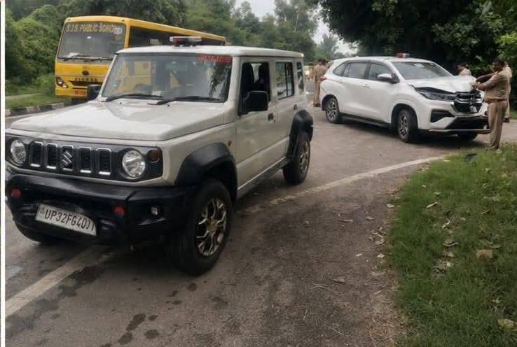 रायबरेली:आईजी के एस्कॉर्ट समेत 5 गाड़ियां आपस में टकराईं: वीआईपी ड्यूटी से लौट रहा था काफिला, मची अफरा-तफरी
रायबरेली: हरचंदपुर थाना क्षेत्र के गुलूपुर चौकी के पास मुख्यमंत्री के कार्यक्रम की ड्यूटी से लौट रहे आईजी के काफिले की एस्कॉर्ट समेत पांच गाड़ियां आपस में भिड़ गईं। हादसे के बाद मौके पर अफरा-तफरी का माहौल बन गया। सूचना मिलते ही एएसपी आलोक कुमार सिंह और सीओ सिटी आशीष निगम भारी पुलिस बल के साथ मौके पर पहुंचे। अधिकारियों ने घटनास्थल का निरीक्षण कर स्थिति का जायजा लिया और हादसे में हुए नुकसान व घायलों के संबंध में जानकारी जुटानी शुरू कर दी है।