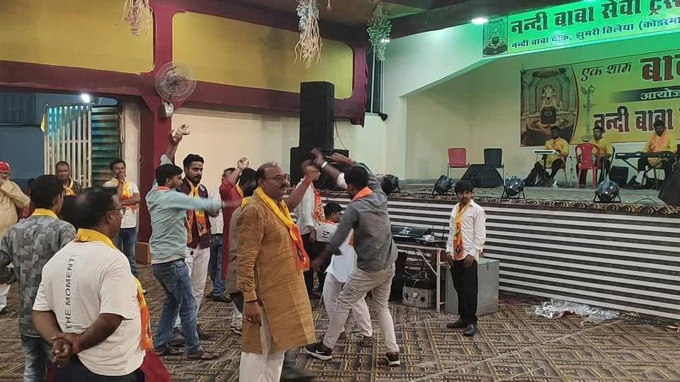 🔴 LIVE | एक शाम बाबा के नाम 🙏🚩
झरनाकुण्ड धाम से ध्वजाधारी धाम तक भव्य कांवर पदयात्रा में उमड़े लाखों श्रद्धालुओं के लिए महाप्रसाद की व्यवस्था करने वाले नंदी बाबा सेवा ट्रस्ट की ओर से आयोजित “एक शाम बाबा के नाम” कार्यक्रम का सीधा प्रसारण।
🎥 जुड़े रहिए हमारे Facebook Live के साथ और देखिए भक्ति, सेवा और आस्था से सराबोर यह विशेष संध्या।
🔱 हर-हर महादेव! 🙏
#Koderma #Jharkhand #facebooklivestream