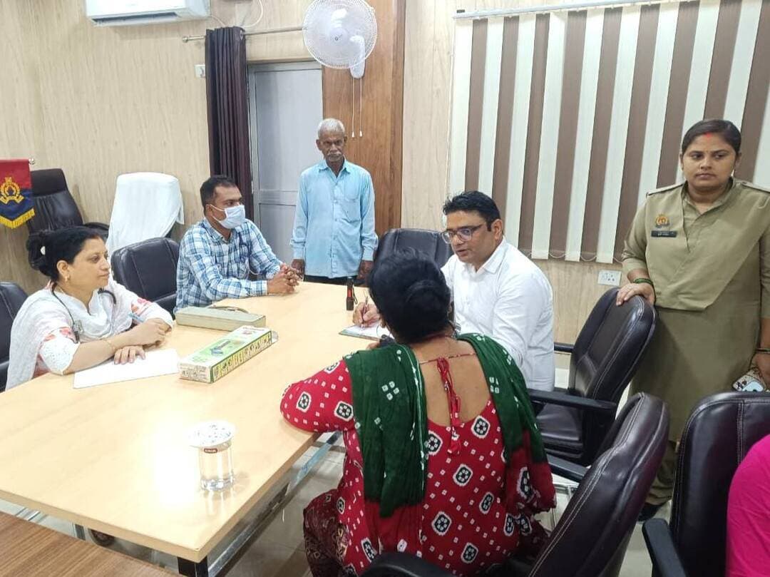 वामा वेलनेस कैम्प का आयोजन
मीरजापुर। आज पुलिस अधीक्षक मीरजापुर अपर्णा रजत कौशिक के निर्देशन में “वामा सारथी पुलिस फैमिली वेलफेयर एसोसिएशन” के तत्वावधान में चिकित्सा विभाग के सहयोग से वामा वेलनेस कैम्प का आयोजन किया गया।
कैम्प के दौरान पुलिस परिवार के सदस्यों के स्वास्थ्य की जांच एवं चिकित्सा संबंधी आवश्यक परामर्श प्रदान किया गया। आयोजन का उद्देश्य पुलिस परिवार के स्वास्थ्य एवं कल्याण को बेहतर बनाना रहा।
#WamaSarthi #WamaWellnessCamp #UPPolice #Mirzapur #अपर्णा_रजत_कौशिक #TodayMirzapur