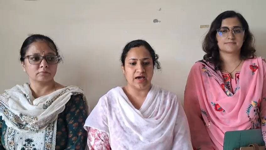 राज्य स्तरीय वामन द्वादशी सराहां मेला की जानकारी देती उपायुक्त प्रियंका वर्मा
=======
नाहन, 25 अगस्त। राज्यस्तरीय वामन द्वादशी मेले के सफल आयोजन को लेकर आज उपायुक्त एवं राज्यस्तरीय वामन द्वादशी मेला समिति की अध्यक्ष प्रियंका वर्मा की अध्यक्षता में बैठक आयोजित की गई। बैठक में मेले के आयोजन से संबंधित विभिन्न व्यवस्थाओं पर विस्तृत चर्चा की गई।
बैठक की अध्यक्षता करते हुए उपायुक्त एवं मेला समिति की अध्यक्ष प्रियंका वर्मा ने बताया कि राज्यस्तरीय वामन द्वादशी मेला 23 सितंबर से 25 सितंबर 2026 तक सराहां में आयोजित किया जाएगा। उन्होंने कहा कि मेले के दौरान श्री वामन भगवान की भव्य शोभा यात्रा, खेल प्रतियोगिताएं, दंगल तथा सांस्कृतिक कार्यक्रम मुख्य आकर्षण रहेंगे।
उन्होंने मेले के सफल एवं सुचारू आयोजन के लिए समीतियों का गठन करने के निर्देश दिए तथा विभिन्न विभागों को आवश्यक दिशा-निर्देश भी जारी किए। उन्होंने मेले के दौरान कानून एवं व्यवस्था बनाए रखने, विद्युत एवं पेयजल व्यवस्था, परिवहन एवं बस सेवाओं, साफ-सफाई, अग्निशमन तथा चिकित्सा सुविधाओं को सुनिश्चित करने के लिए संबंधित विभागों को समयबद्ध तैयारियां पूरी करने के निर्देश दिए।
उपायुक्त ने कहा कि मेले में बड़ी संख्या में श्रद्धालुओं एवं लोगों के पहुंचने की संभावना को देखते हुए सभी विभाग आपसी समन्वय के साथ कार्य करें तथा लोगों की सुविधा एवं सुरक्षा को सर्वोच्च प्राथमिकता दें।
उन्होंने बताया कि राज्यस्तरीय वामन द्वादशी मेले के दौरान उपमंडलाधिकारी, पच्छाद को मेला अधिकारी तथा पुलिस उप अधीक्षक, पच्छाद को मेला पुलिस अधिकारी नियुक्त किया गया है।
उपमंडलाधिकारी पच्छाद प्रियंका चंद्रा ने बैठक का संचालन किया। बैठक में विभिन्न विभागों के अधिकारी एवं मेला आयोजन से जुड़े अन्य सदस्य उपस्थित रहे।