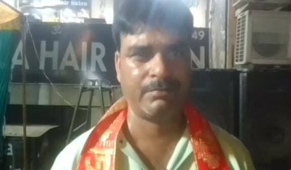 तारामंडल में महाकाल ग्रुप ने कराया विशाल भंडारा, देर रात तक उमड़ी श्रद्धालुओं की भीड़
गोरखपुर के तारामंडल स्थित सेल टैक्स ऑफिस के पास बिल्ला हेयर सैलून के सामने सावन के आखिरी मंगलवार के अवसर पर महाकाल ग्रुप की ओर से विशाल भंडारे का आयोजन किया गया। मंगलवार शाम छह बजे शुरू हुआ भंडारा देर रात तक चलता रहा। इस दौरान बड़ी संख्या में श्रद्धालुओं ने पहुंचकर प्रसाद ग्रहण किया। आयोजन में श्रद्धालुओं के लिए प्रसाद एवं भोजन की विशेष व्यवस्था की गई थी। भंडारे में मुख्य रूप से छोटू शर्मा, प्रभाकर यादव, अखिल मिश्रा, शिवेश पांडेय सहित महाकाल ग्रुप के अन्य सदस्य मौजूद रहे। आयोजकों ने कहा कि बजरंगबली की भक्ति और सेवा भाव से आयोजित यह भंडारा लोगों को आपसी भाईचारे और सामाजिक एकता का संदेश देता है।