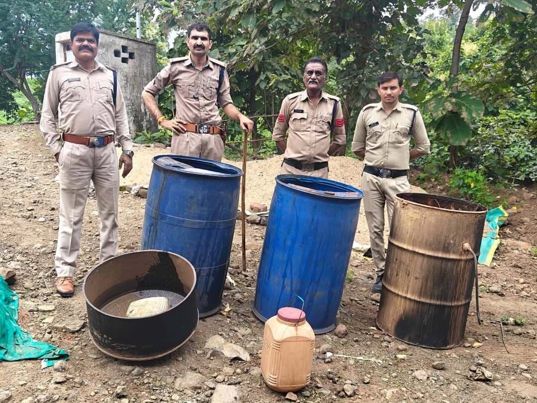 बागली क्षेत्र में आबकारी विभाग की बड़ी कार्रवाई, ₹2 लाख की अवैध शराब जब्त
देवास। अवैध मदिरा के निर्माण, संग्रहण और विक्रय के खिलाफ आबकारी विभाग देवास ने बड़ी कार्रवाई करते हुए करीब ₹2 लाख मूल्य की अवैध शराब और महुआ लाहन बरामद किया है। कार्रवाई में कुल 5 प्रकरण दर्ज किए गए हैं।
कलेक्टर श्री ऋतुराज सिंह के निर्देशन एवं जिला आबकारी अधिकारी श्रीमती बसंती भूरिया के मार्गदर्शन में आबकारी विभाग द्वारा जिले में अवैध मदिरा के खिलाफ लगातार अभियान चलाया जा रहा है।
इसी क्रम में 24 अगस्त 2026 को आबकारी वृत्त बागली (अ) के अंतर्गत मुखबिर से मिली सूचना के आधार पर ग्राम धूपघट्टा, खुटखाल, पांडुतालाब, सीतापुरी और अमरपुरा सहित विभिन्न संदिग्ध स्थानों पर सघन चेकिंग एवं दबिश दी गई।
कार्रवाई के दौरान आबकारी टीम ने 4 पेटी विदेशी मदिरा बीयर, 1 पेटी देशी मदिरा प्लेन, 1 पेटी लंदन वोदका, 9 बोतल सी.पी. व्हिस्की, 90 लीटर हाथभट्टी मदिरा तथा 1400 किलोग्राम महुआ लाहन बरामद किया।
जांच के बाद मध्यप्रदेश आबकारी अधिनियम, 1915 की धारा 34(1)(क) एवं 34(2) के तहत कुल 5 प्रकरण पंजीबद्ध किए गए। जब्त मदिरा एवं सामग्री का अनुमानित मूल्य करीब 2 लाख रुपए बताया गया है।
कार्रवाई में आबकारी उपनिरीक्षक गोकुल प्रसाद मेघवाल, रोहित मुकाती, राजश्री खन्ना, योगेंद्र सिंह ठाकुर, अरविंद सोलंकी, दीपक धुरिया एवं राजाराम रेकवार, आबकारी मुख्य आरक्षक राजेश जोशी, बालकृष्ण जायसवाल एवं सुरेंद्र वरसी तथा आबकारी आरक्षक गीतेश पंडाग्रे एवं आशीष गुप्ता शामिल रहे।
आबकारी विभाग ने स्पष्ट किया है कि जिले में अवैध शराब के निर्माण, संग्रहण और बिक्री के विरुद्ध कार्रवाई आगे भी लगातार जारी रहेगी।