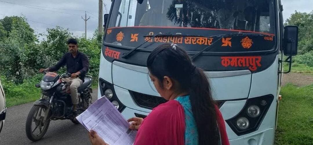 🚨 देवास में परिवहन विभाग की बड़ी कार्रवाई
देवास में परिवहन विभाग ने मंगलवार को हाईवे मार्ग पर यात्री बसों और मालवाहक वाहनों की सघन चेकिंग की। कार्रवाई के दौरान पीयूसी बनाने वाली मारुति वैन में निर्धारित दस्तावेज नहीं मिलने पर वाहन जब्त किया गया। वाहन स्वामी से 15 हजार रुपए शमन शुल्क वसूला गया।
वहीं लंबे समय से मोटरयान कर बकाया होने के बावजूद संचालित हो रही एक यात्री बस से 1 लाख 13 हजार रुपए बकाया मोटरयान कर वसूल किया गया।
परिवहन विभाग ने स्पष्ट किया है कि वाहनों की जांच आगे भी लगातार जारी रहेगी और नियम विरुद्ध संचालन पाए जाने पर चालानी एवं जब्ती की कार्रवाई की जाएगी।
#Devas #TransportDepartment #VehicleChecking #DewasNews #MPNews