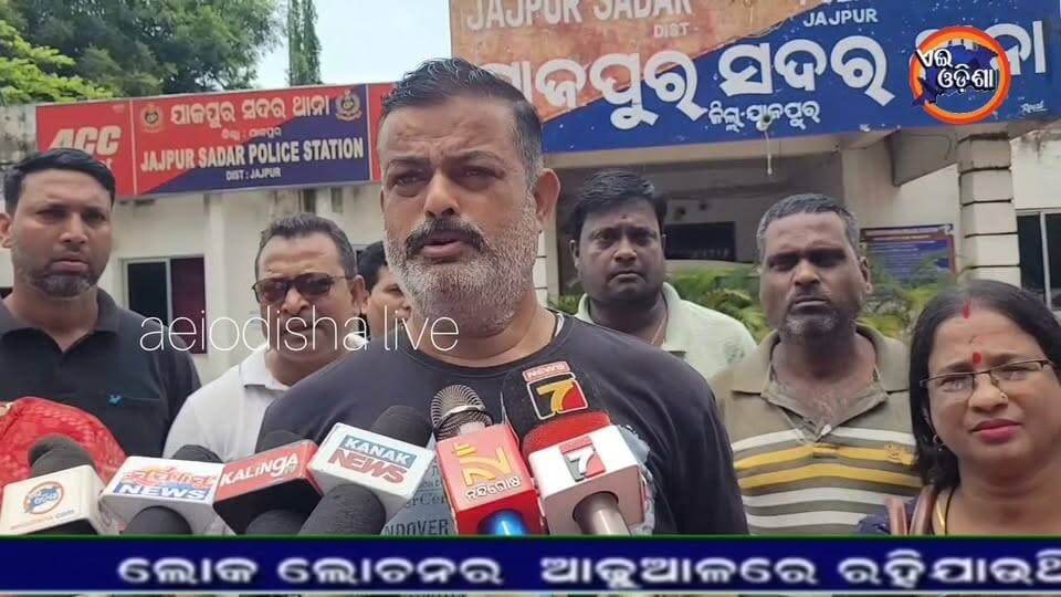#ମୁଖ୍ୟମନ୍ତ୍ରୀ_ରିଲିପ୍_ସହାୟତା_ହରିଲୁଟ
ସମଗ୍ର ଯାଜପୁର ବନ୍ୟା ବିଭୀଷିକା ରେ କାଳ କାଟୁଥିବା ବେଳେ ବନ୍ୟା ବିପନ୍ନ ମାନଙ୍କ ନିକଟକୁ ମୁଖ୍ୟ ମନ୍ତ୍ରୀ ରିଲିପ୍ ସହାୟତା ଯୋଗାଇ ଦିଆଯାଇଛି । ହେଲେ ବନ୍ୟା ବିପନ୍ନ ଙ୍କ ପାଖରେ ଏହି ରିଲିପ୍ ସାମଗ୍ରୀ ପହଞ୍ଚି ନଥିବାରୁ ଦେଖାଇ ଦେଇଛି ଅସନ୍ତୋଷ । ଆସିଥିବା ୫ ଶହ ଟନ ରିଲିପ ସାମଗ୍ରୀ ଗଲା କୁଆଡ଼େ ବୋଲି ପ୍ରଶ୍ନ କରିଛନ୍ତି ଯାଜପୁର ବ୍ଳକ୍ ର ସରପଞ୍ଚ ମାନେ । ଏମିତି କି ଏହି ରିଲିଫ କଥା ଜିଲ୍ଲା ପ୍ରଶାସନ ପାଖରେ ଖବର ନଥିବା କହିଛନ୍ତି । ତେବେ ଯାହାକୁ ନେଇ ଯାଜପୁର ସଦର ଥାନାର ଦ୍ବାରସ୍ଥ ହୋଇଛନ୍ତି ଯାଜପୁର ବ୍ଲକ ର ବ୍ଲକ ଅଧ୍ୟକ୍ଷା ଙ୍କ ସହ ବିଧାୟିକାଙ୍କ ପ୍ରତିନିଧି ଏବଂ ସରପଞ୍ଚ ବୃନ୍ଦ। ମୁଖ୍ୟ ମନ୍ତ୍ରୀ ଙ୍କ ପାଣ୍ଠି ରୁ ଆସିଥିବା ରିଲିପ୍ ସହାୟତା ଗଲା କୁଆଡ଼େ କେଉଁଠି ଅଛି ଆସିଥିବା ସାମଗ୍ରୀ ଏହାର ଉଚ୍ଚ ସ୍ଥରିୟ ତଦନ୍ତ ପାଇଁ ଦାବି କରିବା ସହ ଯାଜପୁର ସଦର ଥାନାରେ ଲିଖିତ ଅଭିଯୋଗ କରିଛନ୍ତି।
#CMOOdisha #MohanCharanMajhi #jajpuradministration #JajpurNews #jajpurkhabar #lntvnetwork #Aeiodisha