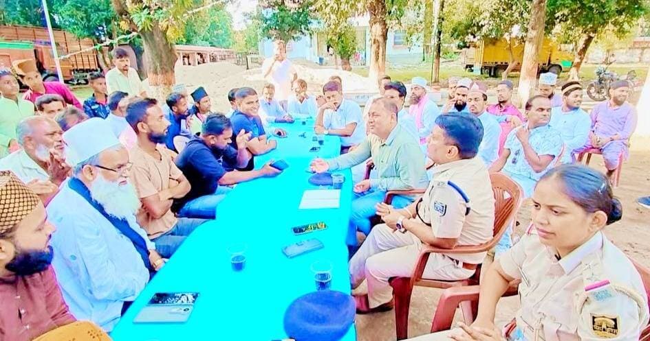 किशनगंज जिला अन्तर्गत आज दिनांक- 24.08.2026 को पुलिस कप्तान संतोष कुमार के निर्देशानुसार आगामी ईद-ए-मिलाद-उन-नबी पर्व-2026 के अवसर पर किशनगंज जिला के अर्राबाड़ी थाना, कुर्लीकोट थाना,पौआखाली थाना, गलगलिया थाना ,तैयबपुर थाना परिसर में पर्व को शांतिपूर्ण एवं सौहार्दपूर्ण वातावरण में संपन्न कराने हेतु शांति समिति की बैठक आयोजित की गई।
बैठक में पुलिस पदाधिकारी, जनप्रतिनिधिगण, समाजसेवी एवं क्षेत्र के गणमान्य नागरिक उपस्थित रहे। सभी से शांति बनाए रखने तथा पर्व को सौहार्दपूर्ण वातावरण में मनाने की अपील की गई। #viralreelschallenge #viralchallenge #viralpost #viralreels #videogames #vacaciones #venezuela #newyork #2026Goals