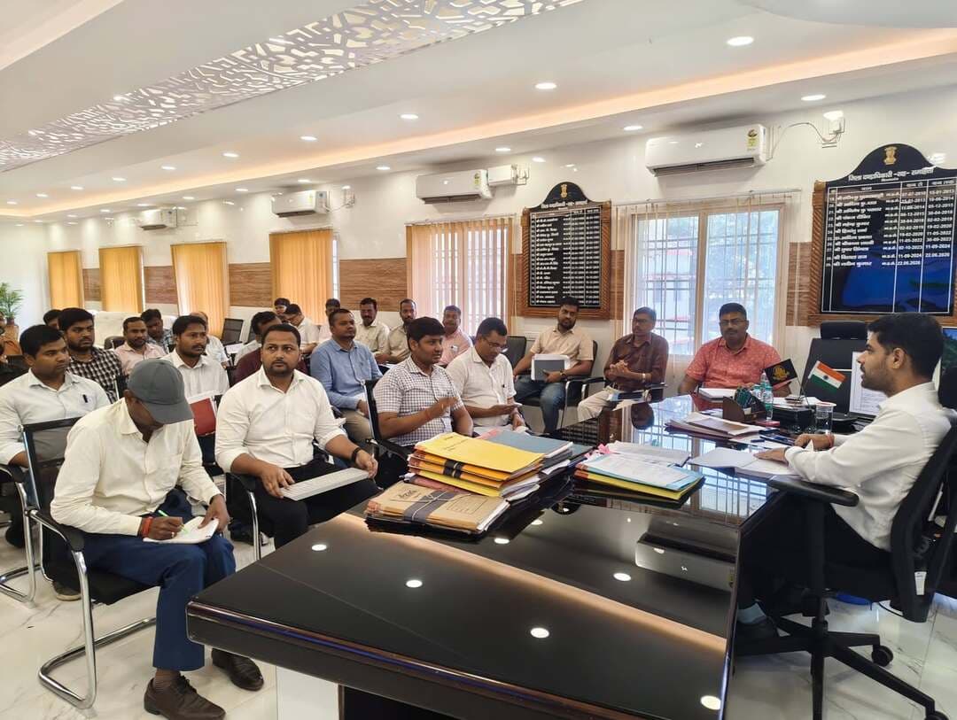 किशनगंज डीएम ने तकनीकी पदाधिकारियों की समीक्षात्मक बैठक में दिए आवश्यक निर्देश
किशनगंज जिला मुख्यालय में आज दिनांक 25 अगस्त 2026 को जिला पदाधिकारी नवीन कुमार की अध्यक्षता में जिलांतर्गत तकनीकी विभागों द्वारा संचालित योजनाओं के कार्य प्रगति की संबंधित सभी पदाधिकारियों के साथ समीक्षात्मक बैठक आयोजित की गई।
बैठक का मुख्य उद्देश्य जिलेभर में संचालित विभिन्न निर्माण कार्यों एवं विकास योजनाओं की प्रगति की समीक्षा करना तथा कार्यान्वयन में आ रही समस्याओं का समाधान सुनिश्चित करना था।
बैठक के दौरान भवन निर्माण विभाग, विद्युत विभाग, कृषि विपणन यार्ड, ग्रामीण कार्य विभाग, नगर विकास एवं आवास विभाग, स्थानीय क्षेत्र अभियंत्रण संगठन कार्य प्रमंडल, पथ निर्माण विभाग, लोक स्वास्थ्य प्रमंडल एवं अन्य तकनीकी शाखाओं से संबंधित योजनाओं की अद्यतन स्थिति की विस्तृत समीक्षा की गई एवं संबंधित पदाधिकारियों को आवश्यक दिशा-निर्देश दिए गए।
किशनगंज जिलान्तर्गत अवर निबंधन कार्यालय, ठाकुरगंज में अवर निबंधक आवास के निर्माण कार्य के संबंध में कार्यपालक अभियंता, भवन प्रमंडल, किशनगंज द्वारा अवगत कराया गया कि अविलंब निर्माण कार्य पूर्ण करा लिया जाएगा।
नगर परिषद, किशनगंज अंतर्गत खेल भवन के पीछे स्थित सरकारी भूमि पर मुख्यमंत्री समग्र योजना के तहत पार्क विकास कार्य बुडको, किशनगंज द्वारा प्राथमिकता के आधार पर कराया जा रहा है, जो वर्तमान में प्रगति पर है। जिलाधिकारी महोदय द्वारा निदेश दिया गया कि इसे जल्द पूर्ण कराया जाय ।
भवन प्रमंडल किशनगंज की समीक्षा के क्रम में कार्यपालक अभियंता द्वारा बताया गया कि किशनगंज जिलान्तर्गत पोठिया एवं किशनगंज प्रखंड में प्रखंड सह अंचल कार्यालय का निर्माण कार्य कराया जा रहा है जो ग्राउंड फ्लोर तक पूर्ण हो चुका है जिलाधिकारी महोदय द्वारा निर्देशित किया गया कि इसमें तेजी लाते हुए समय सीमा के अंदर पूर्ण करना सुनिश्चित करेंगे।
स्थानीय क्षेत्र अभियंत्रण संगठन कार्य प्रमंडल की समीक्षा करते हुए जिलाधिकारी महोदय ने निर्देशित करते हुए कहा कि सामुदायिक भवन सह वर्कशेड निर्माण , संयुक्त योजना भवन निर्माण ,पंचायत सरकार भवन निर्माण कार्य समयबद्ध तरीके से सुनिश्चित करेंगे ।
निर्देश देते हुए उन्होंने कहा कि सभी आंगनबाड़ी केंद्रों में शौचालय एवं पेयजल की व्यवस्था हर हाल में सुनिश्चित करेंगे ।
निर्देश देते हुए उन्होंने कहा कि सभी योजनाओं का स्थलीय निरीक्षण करते हुए कार्य में प्रगति लाना सुनिश्चित करेंगे ।
कार्यपालक अभियंता बाढ़ नियंत्रण एवं जल निस्सरण द्वारा बताया गया कि रमजान नदी का सौंदर्यीकरण कार्य प्रगति पर है।
जिलाधिकारी महोदय ने निर्देश देते हुए कहा है कि मार्केट एरिया में निर्माणाधीन सड़कों का कार्य शीघ्र पूर्ण करना सुनिश्चित करेंगे ।
विद्युत विभाग की समीक्षा के क्रम में बताया गया कि ठाकुरगंज एरिया ट्रांसमिशन लाइन का कार्य लगभग पूर्ण हो चुका है ।
बिहार स्टेट रोड डेवलपमेंट कॉरपोरेशन लिमिटेड के अभियंता ने बताया कि राज्य उच्च पथ संख्या 99 का निर्माण कार्य लगभग 87% पूर्ण हो चुका है जिसे जल्द ही पूर्ण कर लिया जाएगा ।
बुडको के कार्यपालक अभियंता ने बताया कि योजनाओं का कार्य प्रगति पर है , जल्द ही पूर्ण कर लिया जाएगा ।
जिला योजना पदाधिकारी को निर्देश देते हुए उन्होंने कहा कि बालू, मिट्टी, भूमि विवाद, अतिक्रमण आदि के कारण योजनाएं प्रभावित न हो, इसका विशेष ख्याल रखा जाए ।
इस अवसर पर अपर समाहर्ता जिला लोक शिकायत निवारण पदाधिकारी, जिला योजना पदाधिकारी , सभी कार्यपालक पदाधिकारी सहित विभिन्न विभागों के कार्यपालक अभियंता उपस्थित थे। #viralpost #viralreelschallenge #viralchallenge #videogames #vacaciones #venezuela #viralreels #2026Goals #newyork