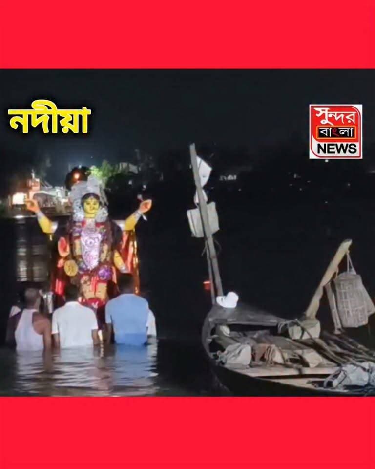 কলার ভেলায় ভাসে বেহুলা-লখিন্দর! ১৬ বছর ধরে নবদ্বীপের চরব্রহ্মনগরে চলে আসছে বাংলার এই বিরল ঐতিহ্য