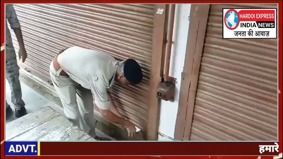 भाजपा मंडल अध्यक्ष झोलाछाप डॉक्टर पर गैर-इरादतन हत्या का मामला दर्ज, जल्द हो सकती है गिरफ्तारी
रौन। बिना किसी मान्य मेडिकल डिग्री के एक युवक का गलत इलाज करने और उसकी मौत होने के मामले में रौन थाना पुलिस ने बड़ी कार्रवाई की है। मामले में भाजपा मंडल अध्यक्ष के खिलाफ एफआईआर (FIR) दर्ज कर ली गई है, जिसके बाद आरोपी की जल्द गिरफ्तारी की संभावना जताई जा रही है।
बिना डिग्री किया इलाज, युवक की हुई मौत
जानकारी के अनुसार, मृतक युवक 'विश्वास सिंह राजावत' का इलाज बिना मेडिकल डिग्री के किया जा रहा था। गलत उपचार के कारण युवक की स्वास्थ्य स्थिति बिगड़ गई और उसकी दर्दनाक मौत हो गई।
इन गंभीर धाराओं में दर्ज हुई FIR
घटना का संज्ञान लेते हुए रौन थाना पुलिस ने आरोपी झोलाछाप डॉक्टर के खिलाफ सख्त कानूनी धाराओं के तहत मामला दर्ज किया है:
भारतीय दंड संहिता (IPC): धारा 304 (गैर-इरादतन हत्या) एवं धारा 34 (समान मंशा)
मध्य प्रदेश आयुर्विज्ञान परिषद अधिनियम: धारा 20
मामला दर्ज होने के बाद पुलिस आगे की कानूनी कार्रवाई में जुट गई है और आरोपी को जल्द हिरासत में लेने के लिए दबिश दे रही है।