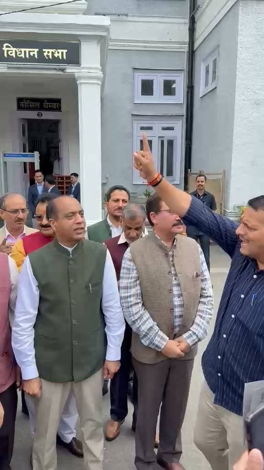 शिमला ।। News123 ।। सदन के बाहर नारेबाजी करता भाजपा विधायक दल