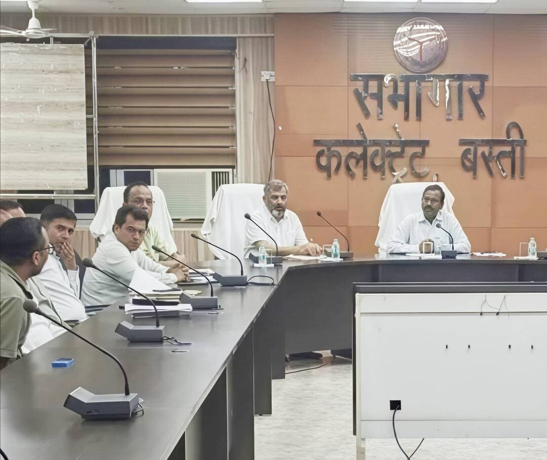 *बस्ती में चीनी को लेकर प्रशासन अलर्ट: एडीएम ज्ञान चन्द्र गुप्ता ने ली मिल मालिकों और थोक विक्रेताओं की बैठक, बोले- रेट से ज्यादा बेचा या स्टॉक रोका तो होगी कड़ी कार्रवाई*
*जनपद बस्ती, उत्तर प्रदेश 25 अगस्त 2026*
जिलाधिकारी के निर्देशानुसार मंगलवार को कलेक्ट्रेट सभागार में अपर जिलाधिकारी ज्ञान चन्द्र गुप्ता की अध्यक्षता में एक महत्वपूर्ण बैठक आहूत की गई। बैठक में जिला पूर्ति अधिकारी, जिला खाद्य विपणन अधिकारी, सचिव मण्डी समिति, क्षेत्रीय खाद्य अधिकारी, क्षेत्रीय विपणन अधिकारी, पूर्ति निरीक्षक, विपणन निरीक्षक, बभनान, मुण्डेरवा एवं रूधौली चीनी मिल के प्रतिनिधियों तथा थोक विक्रेताओं ने भाग लिया।
बैठक में रूधौली चीनी मिल के प्रतिनिधि ने चीनी का थोक मूल्य 5320 रुपये प्रति कुंतल, बभनान चीनी मिल के प्रतिनिधि ने 5411 रुपये प्रति कुंतल एवं मुण्डेरवा चीनी मिल के प्रतिनिधि ने 6200 रुपये प्रति कुंतल बताया। मिल प्रतिनिधियों ने बताया कि चीनी 03 श्रेणी की होती है। प्रथम श्रेणी में सल्फरलेस चीनी होती है, जिसका खुदरा मूल्य 65 रुपये प्रति किग्रा है, द्वितीय श्रेणी में सल्फरयुक्त चीनी जिसका खुदरा मूल्य 60 से 62 रुपये प्रति किग्रा है, तृतीय श्रेणी में महीन दाने वाली चीनी जिसका खुदरा मूल्य 59 रुपये प्रति किग्रा है।
बैठक में थोक विक्रेताओं को निर्देशित किया गया कि चीनी मिल से प्राप्त होने वाली चीनी का विक्रय नियमानुसार खुदरा व्यापारियों को करते हुए स्टॉक की अद्यतन स्थिति दैनिक रूप से ऑनलाइन अपडेट करें तथा किसी भी स्थिति में चीनी का विक्रय बाजार मूल्य से अधिक मूल्य पर न किया जाये और चीनी का स्टॉक होल्ड न किया जाये।
चीनी मिल के प्रतिनिधियों से अपेक्षा की गयी कि भारत सरकार द्वारा जनपद हेतु आवंटित कोटे के अनुसार थोक विक्रेताओं को चीनी का विक्रय नियमानुसार किया जाये। प्रशासन ने स्पष्ट किया कि जनपद में चीनी पर्याप्त मात्रा में उपलब्ध है, चीनी की कोई कमी नहीं है। इसलिए जनता चीनी की कमी की अफवाह से बचे और दैनिक उपभोग हेतु सामान्य रूप से चीनी का उपयोग करे। अफवाह के भ्रम में आकर चीनी की खरीद अधिक मूल्य पर न करें।
एडीएम ने चेतावनी दी कि अवैध भण्डारण करने, गलत सूचना या अफवाह फैलाने की स्थिति में दोषी पाए गए व्यक्ति के विरुद्ध विधिक एवं विभागीय कार्यवाही सुनिश्चित की जाएगी।
*संवाददाता हरी ओम प्रकाश
राष्ट्रीय हिंदी दैनिक कौटिल्य का भारत*