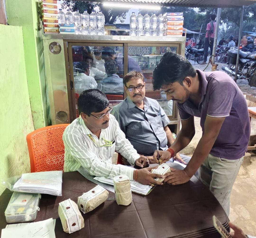 *त्योहार पर मिठास में जहर नहीं: बस्ती में खाद्य विभाग का सघन अभियान, चार दुकानों से सैंपल लेकर जांच को भेजा, गंदगी पर नोटिस*
*जनपद बस्ती, उत्तर प्रदेश 25 अगस्त 2026*
आगामी रक्षाबन्धन पर्व को देखते हुए जनपद बस्ती में मिलावटी खाद्य और पेय पदार्थों की बिक्री पर रोक लगाने के लिए जिला प्रशासन ने कमर कस ली है। इसी क्रम में मंगलवार को सहायक आयुक्त खाद्य / अभिहित अधिकारी चितरंजन कुमार के निर्देशन में खाद्य सुरक्षा अधिकारियों की टीम ने उपजिलाधिकारियों के साथ संयुक्त रूप से जनपद के विभिन्न बाजारों में छापेमारी कर प्रवर्तन की कार्रवाई की।
अभियान के दौरान टीम ने कुल चार प्रतिष्ठानों से संदिग्ध मिठाइयों के नमूने संकलित किए। इसमें काला जाम का 01 नमूना, कलाकंद का 01 नमूना, छेना मिठाई का 01 नमूना तथा बूंदी के लड्डू का 01 नमूना शामिल है। सभी नमूनों को जांच के लिए प्रयोगशाला भेजा गया है। जांच रिपोर्ट आने के बाद मानकों पर खरा न उतरने वाले कारोबारियों के खिलाफ खाद्य सुरक्षा एवं मानक अधिनियम 2006 के तहत कड़ी कार्रवाई की जाएगी।
इसके साथ ही टीम ने मौके पर साफ-सफाई और स्वच्छता में कमी पाए जाने पर कुल 04 खाद्य कारोबारकर्ताओं को नोटिस जारी किया है। उन्हें अपनी दुकानों और कारखानों में स्वच्छता बनाए रखने और मानकों का पालन करने की सख्त हिदायत दी गई है।
सहायक आयुक्त खाद्य ने बताया कि खाद्य टीम द्वारा सभी खाद्य कारोबारकर्ताओं को खाद्य सुरक्षा एवं मानक अधिनियम 2006 व नियमावली 2011 के प्रावधानों के अन्तर्गत विक्रय व विनिर्माण की दशाओं के प्रति जागरूक किया गया। सभी को शुद्ध, सुरक्षित और गुणवत्तापूर्ण खाद्य पदार्थों के ही विक्रय के निर्देश दिए गए हैं। उन्होंने कहा कि त्योहारों पर मिठास में मिलावट किसी भी कीमत पर बर्दाश्त नहीं की जाएगी।
इस प्रवर्तन कार्यवाही के दौरान मुख्य खाद्य सुरक्षा अधिकारी संजय कुमार तिवारी, खाद्य सुरक्षा अधिकारी सुभेष कुमार, अजय कुमार श्रीवास्तव, बृजेश कुमार वर्मा, नरेश कुमार तिवारी एवं श्रीमती अंकिता सहित पूरी टीम मौजूद रही।
अधिकारी ने बताया कि रक्षाबंधन तक यह विशेष अभियान पूरे जनपद में निरन्तर जारी रहेगा और आगे भी इसी तरह सैंपलिंग और जांच की कार्रवाई चलती रहेगी ताकि आम जनता को शुद्ध और सुरक्षित खाद्य पदार्थ मिल सके।
*संवाददाता हरी ओम प्रकाश
राष्ट्रीय हिंदी दैनिक कौटिल्य का भारत*