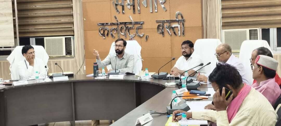 *बस्ती में CDO सार्थक अग्रवाल सख्त: बैंकों की धीमी प्रगति पर लगाई फटकार, बोले- ऋण फाइल लटकाई तो होगी प्रतिकूल कार्रवाई*
जनपद बस्ती ,उत्तर प्रदेश 25 अगस्त 2026
आज कलेक्ट्रेट सभागार में आज डी.सी.सी./डी.एल.आर.सी. की बैठक मुख्य विकास अधिकारी सार्थक अग्रवाल की अध्यक्षता में सम्पन्न हुई। बैठक में जनपद में संचालित विभिन्न बैंकिंग एवं वित्तीय योजनाओं की प्रगति की विस्तार से समीक्षा की गयी।
सीडीओ ने वार्षिक ऋण योजना के तहत निर्धारित लक्ष्य के सापेक्ष काफी धीमी प्रगति पाए जाने पर बैंक प्रतिनिधियों को सख्त निर्देश दिया और कहा कि उदासीनता बरतने पर प्रतिकूल कार्यवाही सुनिश्चित की जायेगी। उन्होंने कहा कि शासन की मंशा है कि स्वरोजगार की दिशा में युवाओं और महिलाओं की पूर्ण भागीदारी सुनिश्चित की जाय।
सीडीओ ने डीसी मनरेगा संजय शर्मा को निर्देशित किया कि प्रत्येक सप्ताह ऋण पत्रावलियों पर विशेष निगरानी की जाय। बैंक के अधिकारी ऋण आवेदनों को पूरी पारदर्शिता से स्वीकृत करें और अस्वीकृत करने की दशा में स्पष्ट कारण का उल्लेख अवश्य करें।
मुख्य राजस्व अधिकारी कीर्ति प्रकाश भारती ने कहा कि आर.सी. के मामलों में बैंक प्रतिनिधि अपने-अपने शाखाओं के बकायेदारों की आरसी जारी करें और पात्र किसानों के किसान क्रेडिट कार्ड बनाने के कार्य में तेजी लायें। बैठक में मुख्यमंत्री युवा उद्यमी विकास योजना, मुख्यमंत्री युवा स्वरोजगार योजना, पी.एम. स्वनिधि, पशुपालन, मत्स्य विभाग, प्रधानमंत्री मुद्रा योजना के अन्तर्गत पात्र लाभार्थियों को प्राथमिकता के आधार पर ऋण उपलब्ध कराने की समीक्षा की गयी।
बैठक में मौजूद विधायक हर्रैया प्रतिनिधि सरोज मिश्र, कप्तानगंज के गुलाब चन्द्र सोनकर, सदर के मु. सलीम तथा महादेवा के फूल चन्द्र श्रीवास्तव ने सामूहिक रूप से ऋण पत्रावलियों के काफी समय से लंबित रहने पर नाराजगी व्यक्त की। सरोज मिश्र ने कहा कि शासन की योजनाओं के तहत उदारतापूर्वक ऋण पत्रावलियों को स्वीकृत किया जाय, जिससे स्वरोजगार को बढ़ावा मिले तथा युवाओं की प्रगति का आधार मजबूत हो।
बैठक में मुख्यमंत्री युवा उद्यमी योजना से जुड़ी दो महिला लाभार्थियों को प्रशस्ति पत्र देकर सम्मानित भी किया गया। बैठक का संचालन एलडीएम आर.एन. मौर्या ने किया। इसमें डीडीओ सुशील कुमार श्रीवास्तव, डीडीएम नाबार्ड मनीष कुमार, उप निदेशक कृषि अशोक कुमार गौतम, कृषि अधिकारी डा. बाबूराम मौर्या, खादी ग्रामोद्योग अधिकारी गंगाधर दूबे, कार्यकारी अधिकारी मत्स्य संदीप वर्मा सहित विभिन्न बैंकों के प्रतिनिधि अधिकारी उपस्थित रहे।
संवाददाता हरी ओम प्रकाश
राष्ट्रीय हिंदी दैनिक कौटिल्य का भारत
