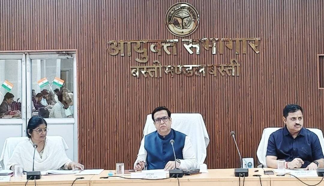 *बस्ती में मंडलायुक्त वैभव श्रीवास्तव सख्त: बोले- 1 करोड़ से ऊपर की एक भी परियोजना में लापरवाही बर्दाश्त नहीं, गुणवत्ता से समझौता किया तो होगी कार्रवाई*
जनपद बस्ती, उत्तर प्रदेश 25 अगस्त 2026
आयुक्त सभागार, बस्ती में आज मंडलायुक्त वैभव श्रीवास्तव की अध्यक्षता में एक करोड़ रुपये से अधिक लागत वाली निर्माणाधीन परियोजनाओं की मंडलीय समीक्षा बैठक आयोजित की गई। बैठक में मंडल के तीनों जनपदों बस्ती, सिद्धार्थनगर और संतकबीरनगर में संचालित विभिन्न निर्माणाधीन परियोजनाओं की भौतिक एवं वित्तीय प्रगति की परियोजनावार विस्तार से समीक्षा की गई।
*मंडलायुक्त का सख्त रुख, अधिकारियों को दिए कड़े निर्देश -*
मंडलायुक्त श्रीवास्तव ने संबंधित विभागीय अधिकारियों एवं कार्यदायी संस्थाओं के प्रतिनिधियों से परियोजनाओं की वर्तमान स्थिति की जानकारी ली। उन्होंने स्पष्ट निर्देश दिए कि सभी निर्माण कार्य निर्धारित समय-सीमा के भीतर गुणवत्तापूर्ण ढंग से पूर्ण कराए जाएं। उन्होंने कहा कि धन के अभाव में किसी भी परियोजना का कार्य प्रभावित नहीं होना चाहिए। बजट की आवश्यकता होने पर शासन को मांग पत्र समय से प्रेषित कर धनराशि की उपलब्धता सुनिश्चित की जाए।जिन परियोजनाओं की प्रगति धीमी है, वहां कार्य की गति तत्काल बढ़ाई जाए। उन्होंने कहा कि प्रत्येक परियोजना में शासन द्वारा निर्धारित मानकों एवं तकनीकी विशिष्टताओं का कड़ाई से पालन हो। संबंधित अधिकारी नियमित रूप से स्थलीय निरीक्षण कर निर्माण कार्य की गुणवत्ता, प्रगति एवं उपयोग की जा रही सामग्री का सत्यापन करें। गुणवत्ता में कमी पाए जाने पर तत्काल आवश्यक कार्रवाई की जाए।
*मंडलायुक्त की कार्यशैली की चर्चा -*
बता दें कि मंडलायुक्त वैभव श्रीवास्तव अपनी तेज तर्रार और अनुशासित कार्यशैली के लिए जाने जाते हैं। वे लगातार फील्ड में जाकर खुद परियोजनाओं का निरीक्षण करते हैं। उनका मानना है कि सरकारी पैसा जनता का पैसा है, इसलिए उसकी एक-एक पाई का सही उपयोग होना चाहिए। बैठक में उन्होंने अधिकारियों को स्पष्ट संदेश दिया कि विकास कार्यों में किसी भी प्रकार की लेट-लतीफी और भ्रष्टाचार को बर्दाश्त नहीं किया जाएगा और आपसी समन्वय के साथ काम कर लक्ष्य को समय पर पूरा किया जाए।
बैठक का संचालन उप निदेशक अर्थ एवं संख्या पूनम ने किया। बैठक में संयुक्त विकास आयुक्त निर्मल कुमार द्विवेदी, मुख्य विकास अधिकारी सार्थक अग्रवाल, सिद्धार्थनगर के बलराम सिंह, संतकबीर नगर के जयकेश त्रिपाठी, संबंधित विभागों के मंडलीय अधिकारी तथा विभिन्न कार्यदायी संस्थाओं के प्रतिनिधि उपस्थित रहे।
संवाददाता हरी ओम प्रकाश
राष्ट्रीय हिंदी दैनिक कौटिल्य का भारत