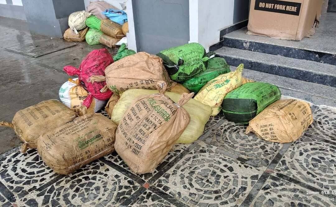 *रक्षाबंधन पर बाजार में बिक रही मिठाइयों की गुणवत्ता पर उठ रहे सवाल, 9 क्विंटल संदिग्ध खोया जब्त होने से हड़कंप, खाद्य सुरक्षा विभाग की कार्यशैली पर भी सवाल*
*जनपद बस्ती, उत्तर प्रदेश 25 अगस्त 2026*
रक्षाबंधन का त्योहार नजदीक आते ही बाजार में मिठाइयों की मांग कई गुना बढ़ गई है, लेकिन बाजार में बिक रही मिठाइयों की गुणवत्ता पर गंभीर सवाल खड़े हो रहे हैं। जिस स्तर पर खाद्य सुरक्षा विभाग को जांच करनी चाहिए, उस स्तर पर जांच नहीं हो पा रही है, जिससे मिलावटखोर बेखौफ होकर सक्रिय हैं।
हालांकि जिलाधिकारी के निर्देश के बाद विभाग ने कार्रवाई शुरू की है। सहायक आयुक्त खाद्य चितरंजन कुमार के नेतृत्व में टीम ने मंगलवार को बड़ेवन के पास वाहन संख्या UP-78 LN-8348 को पकड़ा, जिसमें उन्नाव से बस्ती-गोरखपुर जा रहा लगभग 9 क्विंटल खोया और 1 क्विंटल बूंदी दाना बरामद हुआ। विभाग ने 5 नमूने लेकर जांच के लिए भेजे हैं और माल को जब्त कर नष्ट करने की कार्रवाई शुरू की है।
*लेकिन सवाल बरकरार है -*
त्योहार के समय शहर की सभी बड़ी मिठाई दुकानों, होटलों और खोया मंडियों में जिस सघन जांच अभियान की जरूरत है, वह जमीन पर नहीं दिख रहा है। अभी तक विभाग सिर्फ 8 नमूने ही ले पाया है, जबकि जनपद में सैकड़ों दुकानों पर खुलेआम खोया, पनीर और रंगीन मिठाइयां बिक रही हैं। 8 कारोबारियों को सिर्फ नोटिस देकर छोड़ देना क्या मिलावट पर रोक लगा पाएगा?
स्थानीय लोगों का कहना है कि जांच सिर्फ दिखावे के लिए सड़क पर आते-जाते वाहनों तक सीमित है, जबकि बाजार के अंदर बिक रही बासी और मिलावटी मिठाइयों पर कोई ठोस कार्रवाई नहीं हो रही है।
इस कार्रवाई में मुख्य खाद्य सुरक्षा अधिकारी संजय कुमार तिवारी, सुभेष कुमार, अजय कुमार श्रीवास्तव, बृजेश कुमार वर्मा, नरेश कुमार तिवारी और अंकिता मौजूद रहीं। विभाग का कहना है कि अभियान जारी रहेगा, लेकिन जनता को अब बड़े और सख्त एक्शन का इंतजार है, ताकि त्योहार पर लोगों के स्वास्थ्य से खिलवाड़ न हो।