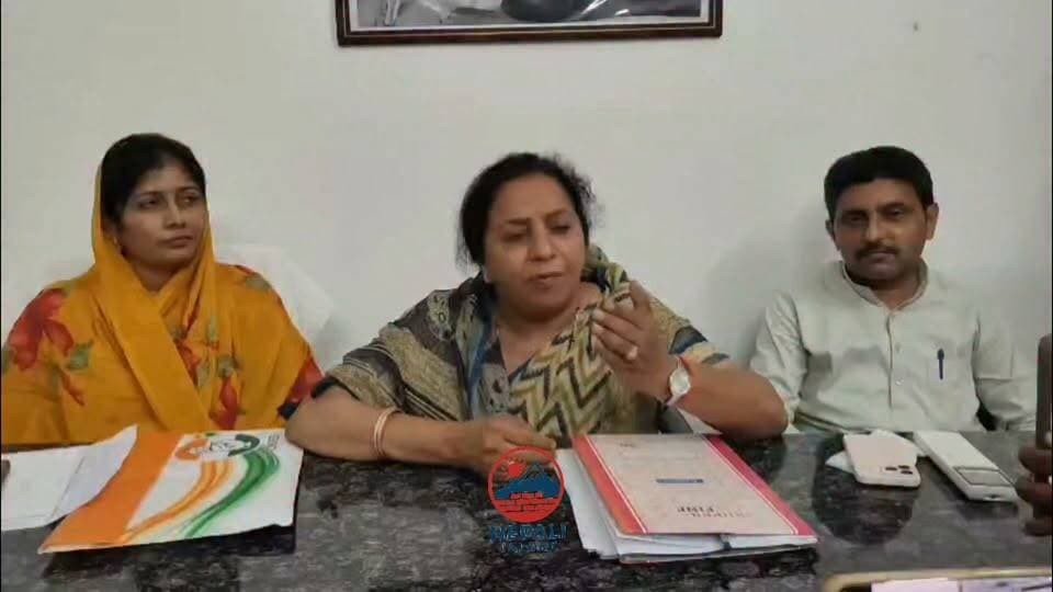 नगर परिषद चुनाव: हर वार्ड से तीन दावेदारों का पैनल बनेगा :
जालोर में नगर परिषद चुनाव 2026 को लेकर कांग्रेस की जिला प्रभारी सुमन यादव जालोर पहुंचीं और चुनावी तैयारियों की समीक्षा की। उन्होंने कहा कि प्रत्येक वार्ड से तीन दावेदारों का पैनल तैयार कर पार्टी नेतृत्व को नाम भेजे जाएंगे। टिकट चयन को लेकर दावेदारों की स्थिति, संगठन में सक्रियता और जीत की संभावनाओं पर मंथन किया जाएगा। जिला प्रभारी ने कार्यकर्ताओं से एकजुट होकर चुनाव की तैयारियों में जुटने का आह्वान किया।
बैठक में आगामी चुनाव की रणनीति और वार्डवार दावेदारों को लेकर कांग्रेस नेताओं से चर्चा की गई।