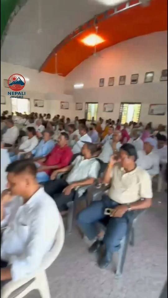 जालोर में नगर निकाय चुनाव को लेकर कांग्रेस पार्टी ने तैयारियां तेज कर दी हैं। मंगलवार को राजीव गांधी भवन कांग्रेस कार्यालय में बैठक आयोजित कर चुनावी रणनीति पर चर्चा की गई। बैठक में कांग्रेस से चुनाव लड़ने के इच्छुक दावेदारों ने प्रभारी व वरिष्ठ नेताओं के समक्ष आवेदन प्रस्तुत किए। पार्टी नेताओं ने दावेदारों से चर्चा कर संगठनात्मक तैयारियों और चुनावी समीकरणों पर मंथन किया। बैठक में आगामी नगर निकाय चुनाव को लेकर पार्टी को मजबूत करने और प्रभावी रणनीति बनाने पर जोर दिया गया।
