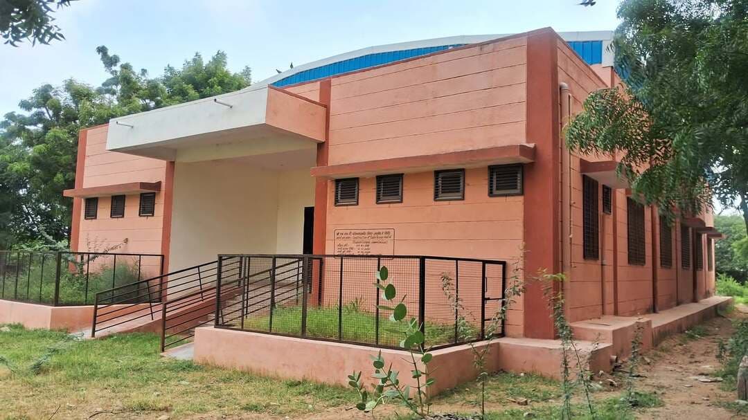 जालौर स्टेडियम में 112.87 लाख की लागत से बना टेबल टेनिस हॉल जिम्मेदारों की अनदेखी का शिकार है। कार्य 12 दिसंबर 2023 को शुरू होकर 10 जून 2024 को पूरा हो गया, लेकिन दो साल से अधिक समय बाद भी लोकार्पण नहीं हुआ। खिलाड़ियों के लिए तैयार सुविधा अब तक उपयोग में नहीं आना खेल व्यवस्था पर सवाल खड़े करता है। स्टेडियम की मौजूदा तस्वीरें व्यवस्था की हकीकत खुद बयां कर रही हैं।