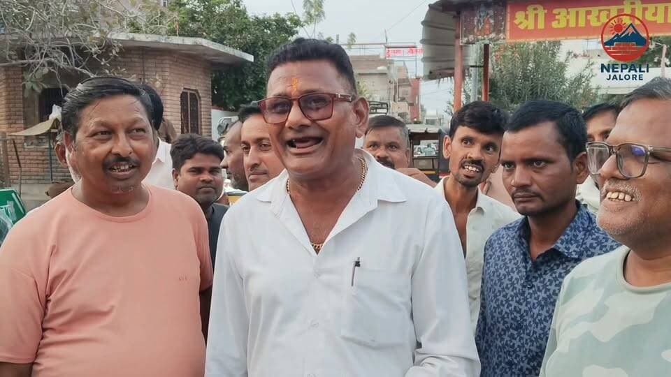 जालोर में सड़क बनी परेशानी, लोगों ने किया विरोध : बोले- कंक्रीट लगने से दुपहिया वाहन सवार हो रहे चोटिल। जालोर शहर के हरिदेव जोशी सर्कल पर सड़क मरम्मत के लिए डाली गई कंकरीट लोगों के लिए परेशानी का कारण बन गई है। कंकरीट डालने के बाद सड़क को उसी हालत में छोड़ दिए जाने से दुपहिया वाहन चालक फिसलकर गिर रहे हैं और चोटिल हो रहे हैं। वहीं, वाहनों के टायरों से कंकरीट उछलकर अन्य वाहनों से टकराने के कारण उनके शीशे टूटने की शिकायतें भी सामने आई हैं। इस समस्या से नाराज शहरवासियों और टैक्सी चालक यूनियन ने सोमवार की देर शाम करीब 6.30 बजे सड़क पर करीब आधे घंटे तक प्रदर्शन कर विरोध जताया। पुलिस ने लोगों से समझाइश कर मामला शांत करवाया। प्रदर्शनकारियों ने चेतावनी दी कि यदि मंगलवार तक सड़क की समस्या का समाधान कर मरम्मत का कार्य पूरा नहीं किया गया तो सड़क जाम कर विरोध प्रदर्शन किया जाएगा।