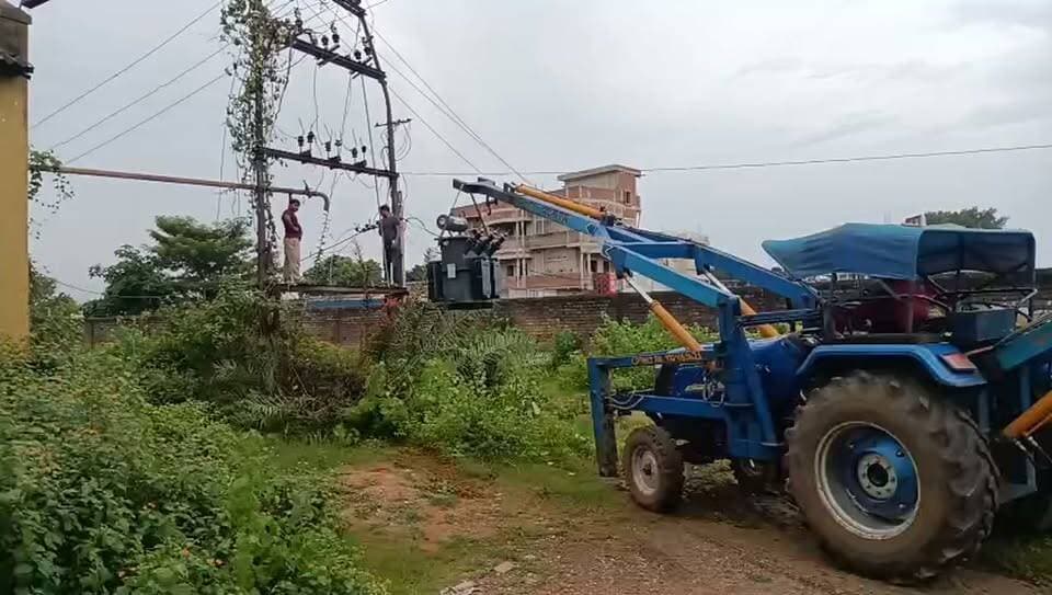 झुमरी तिलैया के गुमो वार्ड नंबर 22 स्थित माइकानेट के पास ट्रांसफार्मर जलने पर संजय साजन की पहल में बहाल हुई बिजली
झुमरी तिलैया नगर परिषद क्षेत्र के गुमो वार्ड नंबर 22 स्थित माइकानेट के पास ट्रांसफार्मर जलने से सोमवार को बिजली आपूर्ति ठप हो गई। स्थानीय लोगों ने मंगलवार को सुबह 9 बजे बताया कि सूचना मिलते ही झामुमो जिला संगठन सचिव संजय साजन ने विद्युत विभाग के अधिकारियों से संपर्क कर शीघ्र नया ट्रांसफार्मर लगाने का आग्रह किया।विभाग की तत्परता से शाम करीब 5 बजे नया ट्रांसफार्मर लगा दिया गया। तकनीकी कार्य पूरा होने के बाद रात करीब 10 बजे बिजली आपूर्ति बहाल कर दी गई। बिजली लौटने पर स्थानीय लोगों ने राहत की सांस ली और संजय साजन व विद्युत विभाग के प्रति आभार जताया।