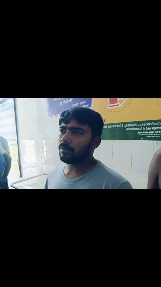 कोडरमा जिले के सदर थाना क्षेत्र अंतर्गत बेहरवाटांड़ से एक दिल दहला देने वाली घटना सामने आई है। जहां करंट की चपेट में आने से एक 12 वर्षीय किशोर की दर्दनाक मौत हो गई है। मृतक किशोर की पहचान शिवांश कुमार पिता रोशन साव के रूप में की गई है। मामले की जानकारी देते हुए रौशन साव के पड़ोसी जितेंद्र कुमार ने बताया कि शुक्रवार दोपहर वे किसी काम से दुकान जा रहे थे। इसी दौरान उन्होंने देखा कि रोशन का पुत्र शिवांश अपने घर के दरवाजे के पास मूर्छित अवस्था में पड़ा हुआ था और उसकी बहन उसे लगातार उठाने का प्रयास कर रही थी। इसके पश्चात जब वे उसके घर के पास पहुंचा तो मालूम हुआ कि वह लोहे के दरवाजे में करंट आने के कारण शिवांश उसकी चपेट में आ गया और बेहोश हो गया है। इसके पश्चात गांव के अन्य लोगों की मदद से उसे किसी प्रकार से दरवाजे से अलग कर सदर अस्पताल कोडरमा लाया गया। जहां प्रारंभिक जांच के बाद चिकित्सक ने शिवांश को मृत घोषित कर दिया।