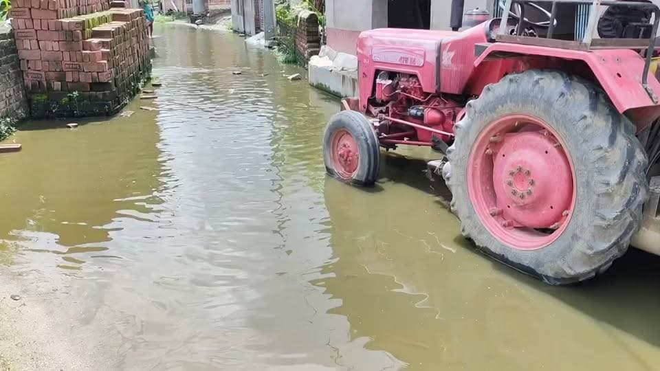 डोमचांच प्रखंड के नावाडीह वार्ड 7 में सड़क पर जलजमाव, ग्रामीण परेशान
डोमचांच प्रखंड के नावाडीह वार्ड नंबर 7 में सड़क पर जलजमाव से स्थानीय लोगों को काफी परेशानी का सामना करना पड़ रहा है। ग्रामीणों के अनुसार, समस्या की जानकारी मुखिया को कई बार दी गई, लेकिन अब तक स्थायी समाधान नहीं हो सका है।जलजमाव के कारण बच्चों को स्कूल आने-जाने में पानी से होकर गुजरना पड़ता है। ग्रामीणों ने प्रशासन और पंचायत प्रतिनिधियों से जल्द जलनिकासी की व्यवस्था कर समस्या का समाधान कराने की मांग की है।