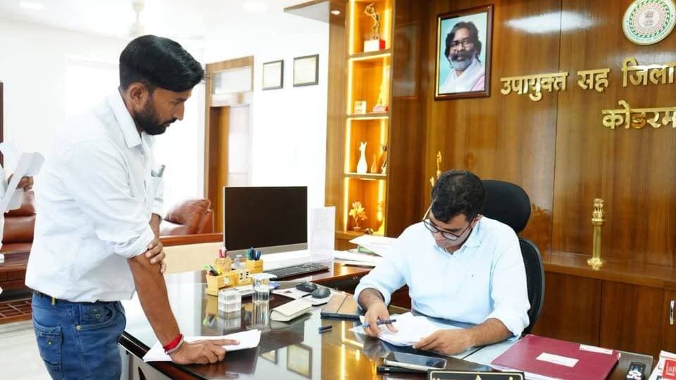 कोडरमा उपायुक्त ने जनता दरबार में सुनी गई आमजनों की समस्याएं
कोडरमा उपायुक्त ने आयोजित जनता दरबार में ग्रामीण एवं शहरी क्षेत्रों से पहुंचे आमजनों ने मंगलवार को 12 बजे विभिन्न समस्याओं और शिकायतों से संबंधित आवेदन प्रस्तुत किए। अधिकारियों ने प्रत्येक फरियादी की समस्याएं गंभीरता और संवेदनशीलता के साथ सुनीं।मौके पर संबंधित पदाधिकारियों को मामलों की जांच कर नियमानुसार त्वरित कार्रवाई करने तथा आवेदनों का ससमय निष्पादन सुनिश्चित करने का निर्देश दिया गया।