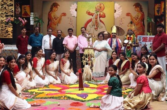 ओणम का जश्न, केरल की परंपरा और संस्कृति ने जीता सबका दिल
#bokaro #Onam2026 #OnamCelebration #SreeAyyappaPublicSchool #SAPS
Bokaro: बोकारो स्थित श्री अय्यप्पा पब्लिक स्कूल में मंगलवार को ओणम का पर्व उत्साह, उमंग और सांस्कृतिक रंगों के साथ मनाया गया। समारोह में केरल की समृद्ध परंपरा, लोक संस्कृति, पारंपरिक कला और पर्यावरण संरक्षण का सुंदर संदेश देखने को मिला। विद्यार्थियों, शिक्षकों और अभिभावकों की सक्रिय भागीदारी ने आयोजन को खास बना दिया।
##महाबली और वामन के रूप में दिखे विद्यार्थी
कार्यक्रम की शुरुआत पारंपरिक केरल परिधान में छात्र परिषद के साथ महाबली के भव्य आगमन से हुई। कक्षा 11-जे के श्रेयस ने राजा महाबली, कक्षा 10 के सेतु कृष्ण ने भगवान विष्णु तथा कक्षा 8 के श्रेयस नायर ने वामन की भूमिका निभाई। विद्यार्थियों की प्रभावशाली प्रस्तुति ने ओणम से जुड़ी पौराणिक कथा को जीवंत कर दिया।
##दीप प्रज्वलन और नारियल महोत्सव
समारोह का शुभारंभ वाइस चेयरमैन श्री ससींद्रन कराट, कोषाध्यक्ष श्री बालचंद्रन, निदेशक डॉ. एस. एस. महापात्र, प्राचार्या श्रीमती पी. शैलजा जयकुमार, उपप्राचार्य श्री सुरेश बाबू और विशेष अतिथि श्री वासुदेवन नंबूदरीपाद द्वारा दीप प्रज्वलन के साथ हुआ। दीप प्रज्वलन को ज्ञान, आशा और एकता का प्रतीक बताया गया। इसके बाद नारियल महोत्सव का शुभारंभ किया गया, जो 2 सितंबर तक चलेगा। नारियल से तैयार शेक, मिठाई, सलाद, नारियल चावल और चटनी जैसे व्यंजन आकर्षण का केंद्र रहे।
##पुक्कलम प्रतियोगिता में दिखी रचनात्मकता
अंतर-हाउस पुक्कलम प्रतियोगिता में गंगा, यमुना, सरस्वती, पेरियार, पंपा और कावेरी हाउस के विद्यार्थियों ने फूलों से आकर्षक डिजाइन तैयार किए। प्रतियोगिता में ग्रुप-डी के गंगा हाउस ने प्रथम, ग्रुप-बी के यमुना हाउस ने द्वितीय और ग्रुप-ई के कावेरी हाउस ने तृतीय स्थान हासिल किया। कक्षा 6 से 10 के विद्यार्थियों और प्री-नर्सरी के शिक्षकों ने पारंपरिक थिरुवातिरा नृत्य प्रस्तुत किया। इसके बाद अरपिता ठाकुर ने कथकली की शानदार प्रस्तुति दी। विद्यार्थियों का पुली नृत्य समारोह का विशेष आकर्षण रहा। अभिभावकों और शिक्षकों ने विभिन्न पारंपरिक व्यंजन भी तैयार किए।
##पौधरोपण से दिया पर्यावरण संदेश
समारोह का समापन नारियल पौधों के रोपण के साथ हुआ। इस पहल के जरिए विद्यार्थियों को प्रकृति संरक्षण और सतत विकास का संदेश दिया गया। विद्यालय के चेयरमैन श्री पी. राजगोपाल सहित प्रबंधन सदस्यों ने सभी को ओणम की शुभकामनाएं दीं। निदेशक डॉ. एस. एस. महापात्र और प्राचार्या श्रीमती पी. शैलजा जयकुमार ने विद्यार्थियों व शिक्षकों के प्रयासों की सराहना करते हुए कहा कि त्योहार सांस्कृतिक विरासत को समझने, आपसी सौहार्द बढ़ाने और एकता के मूल्यों को मजबूत करने का अवसर देते हैं।
रंग-बिरंगे पुक्कलम, पारंपरिक नृत्य, संगीत, व्यंजन और पौधरोपण ने ओणम समारोह को संस्कृति, परंपरा, एकता और पर्यावरण संरक्षण का यादगार उत्सव बना दिया।