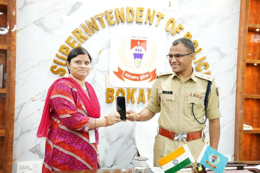 CEIR पोर्टल से बोकारो पुलिस ने चार माह में 567 फोन लौटाए
#BokaroNews, #BokaroPolice, #CEIRPortal, #MobileRecovery, #CyberAwareness
बोकारो जिले में गुम और चोरी हुए मोबाइल फोन की बरामदगी को लेकर पुलिस ने अभियान तेज कर दिया है। पुलिस अधीक्षक के निर्देश पर जिले के सभी थाना और ओपी प्रभारियों को CEIR (Central Equipment Identity Register) पोर्टल का प्रभावी इस्तेमाल करते हुए गुम मोबाइल की तलाश और बरामदगी सुनिश्चित करने का निर्देश दिया गया है।
## एक महीने में 78 मोबाइल की बरामदगी
पुलिस के अनुसार, 30 जुलाई से 24 अगस्त 2026 के बीच CEIR पोर्टल की मदद से चास, बेरमो (तेनुघाट), नगर, मुख्यालय और बोकारो क्षेत्र से कुल 78 मोबाइल फोन बरामद किए गए। बरामद मोबाइलों का सत्यापन संबंधित थाना और ओपी में कराया गया। इसके बाद 25 अगस्त को वास्तविक मोबाइल धारकों को उनके फोन सौंप दिए गए।
## चार महीने में 567 लोगों को मिला खोया मोबाइल
बोकारो पुलिस के मुताबिक पिछले चार महीनों के दौरान CEIR पोर्टल के माध्यम से कुल 567 मोबाइल फोन बरामद किए जा चुके हैं। सत्यापन प्रक्रिया पूरी करने के बाद इन मोबाइलों को उनके वास्तविक धारकों को सौंपा गया है। मोबाइल चोरी से जुड़े मामलों में तीन प्राथमिकी दर्ज कर पुलिस ने अनुसंधान भी शुरू किया है।
## CEIR पोर्टल कैसे बन सकता है मददगार?
मोबाइल फोन गुम या चोरी होने के बाद उसकी सूचना पुलिस को देना जरूरी है। इसके साथ ही सरकार के CEIR पोर्टल पर मोबाइल से संबंधित आवश्यक विवरण दर्ज किया जा सकता है। यदि गुम या चोरी हुआ मोबाइल किसी अन्य व्यक्ति द्वारा इस्तेमाल किया जाता है, तो उसकी पहचान और उपयोग से संबंधित जानकारी पुलिस की जांच में मददगार साबित हो सकती है।
## मोबाइल खोने पर क्या करें?
बोकारो पुलिस ने आम लोगों से अपील की है कि मोबाइल फोन गुम या चोरी होने पर घबराएं नहीं और तत्काल नजदीकी थाना या ओपी को इसकी सूचना दें। मोबाइल के IMEI नंबर सहित आवश्यक जानकारी सुरक्षित रखना भी बेहद महत्वपूर्ण है। इसके बाद CEIR पोर्टल पर मांगी गई जानकारी दर्ज कर मोबाइल को ब्लॉक कराने और उसकी बरामदगी की प्रक्रिया शुरू की जा सकती है।
पुलिस ने लोगों से अपील की है कि मोबाइल फोन खरीदते समय भी उसकी वैधता और IMEI नंबर की जांच करें तथा अपने फोन के जरूरी दस्तावेज और IMEI नंबर सुरक्षित रखें। डिजिटल दौर में मोबाइल केवल संचार का साधन नहीं, बल्कि बैंकिंग, पहचान और निजी जानकारी से जुड़ा महत्वपूर्ण उपकरण है। इसलिए इसके गुम होने पर तत्काल कार्रवाई करना साइबर सुरक्षा की दृष्टि से भी जरूरी है।