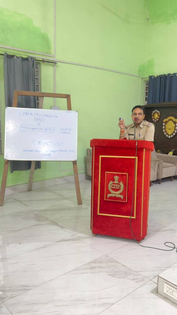 Digital Arrest, UPI और ATM क्लोनिंग... साइबर ठगों के जाल से बचने CISF को मिली खास ट्रेनिंग
#bokaro #CyberCrime #CyberAwareness #BokaroPolice #CyberPolice
Bokaro: पुलिस अधीक्षक बोकारो के निर्देश पर साइबर थाना बोकारो की ओर से सोमवार, 24 अगस्त 2026 को नया मोड़ स्थित सीआईएसएफ यूनिट कैंप के ज्ञानेंद्र हॉल में साइबर जागरुकता अभियान आयोजित किया गया। कार्यक्रम का उद्देश्य अधिकारियों और जवानों को बढ़ते साइबर अपराधों के प्रति जागरूक करना और सुरक्षित इंटरनेट इस्तेमाल के लिए जरूरी सावधानियों की जानकारी देना था।
## सुरक्षित इंटरनेट इस्तेमाल के बताए टिप्स
जागरुकता कार्यक्रम के दौरान बोकारो साइबर पुलिस के अधिकारियों ने सीआईएसएफ के अधिकारियों एवं जवानों को इंटरनेट, सोशल मीडिया, ऑनलाइन बैंकिंग और डिजिटल प्लेटफॉर्म का इस्तेमाल करते समय सतर्क रहने की सलाह दी। अधिकारियों ने कहा कि साइबर अपराधी लगातार ठगी के नए तरीके अपना रहे हैं। ऐसे में किसी भी अनजान लिंक, फाइल, कॉल या ऑनलाइन ऑफर पर बिना सत्यापन भरोसा नहीं करना चाहिए।
## इन साइबर अपराधों को लेकर किया अलर्ट
साइबर पुलिस ने डिजिटल अरेस्ट, APK फाइल फ्रॉड, लोन फ्रॉड, मोबाइल चोरी के बाद UPI फ्रॉड, ATM क्लोनिंग, फेसबुक-इंस्टाग्राम विज्ञापन फ्रॉड, फिशिंग और विशिंग जैसे साइबर अपराधों की जानकारी दी।
इसके अलावा व्हाट्सऐप वीडियो कॉलिंग के जरिए ब्लैकमेलिंग, कॉल फॉरवर्डिंग फ्रॉड, त्योहारी सीजन के नाम पर फर्जी विज्ञापन, शेयर ट्रेडिंग, फॉरेक्स ट्रेडिंग और क्रिप्टोकरेंसी फ्रॉड से भी सावधान रहने को कहा गया।
## AI से बने अश्लील कंटेंट के नाम पर ब्लैकमेलिंग से सावधान
कार्यक्रम में सोशल मीडिया पर AI तकनीक का इस्तेमाल कर फर्जी अश्लील फोटो या वीडियो तैयार कर ब्लैकमेल करने वाले साइबर अपराधों के प्रति भी विशेष रूप से सचेत किया गया। पुलिस ने सलाह दी कि ऐसी किसी घटना में घबराने या ठग की मांग पूरी करने के बजाय तत्काल पुलिस और साइबर अपराध हेल्पलाइन से संपर्क करना चाहिए।
## OLX और ऑनलाइन प्लेटफॉर्म पर भी सतर्कता जरूरी
साइबर पुलिस ने OLX जैसे ऑनलाइन प्लेटफॉर्म पर खरीद-बिक्री के दौरान होने वाली ठगी से बचने के उपाय भी बताए। अधिकारियों ने अनजान व्यक्ति को एडवांस भुगतान करने, संदिग्ध QR कोड स्कैन करने या किसी के कहने पर बैंकिंग संबंधी जानकारी साझा करने से बचने की अपील की।
## फ्रॉड होते ही 1930 पर करें शिकायत
कार्यक्रम में साइबर फ्रॉड का शिकार होने की स्थिति में तत्काल कार्रवाई के महत्व को समझाया गया। अधिकारियों ने बताया कि पीड़ित 1930 पर कॉल कर शिकायत दर्ज करा सकते हैं। साथ ही National Cyber Crime Reporting Portal के माध्यम से cybercrime.gov.in पर शिकायत दर्ज करने की प्रक्रिया की विस्तृत जानकारी दी गई।
साइबर पुलिस ने बताया कि ठगी के तुरंत बाद शिकायत करना बेहद महत्वपूर्ण है। समय पर सूचना मिलने से ठगी की रकम को आगे ट्रांसफर होने से रोकने और उसे फ्रीज कराने की संभावना बढ़ जाती है। अधिकारियों ने सभी जवानों से स्वयं जागरूक रहने के साथ अपने परिवार और आसपास के लोगों को भी साइबर अपराधों के प्रति सतर्क करने की अपील की।