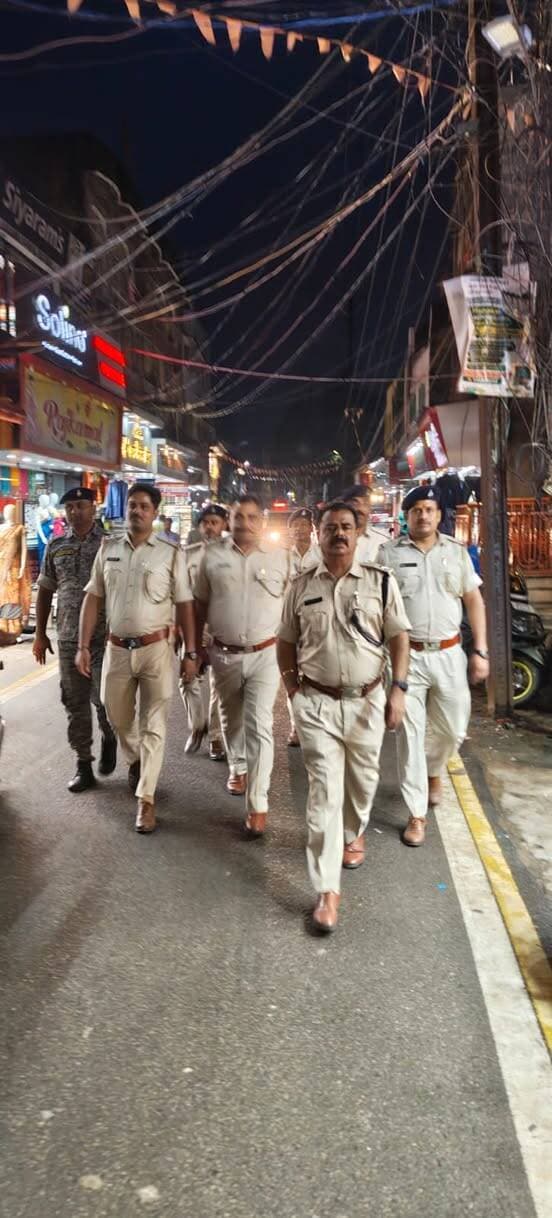 बोकारो में एक साथ सड़कों पर उतरी पुलिस
पुलिस अधीक्षक, बोकारो के निर्देश पर जिले के सभी थाना क्षेत्रों में एक साथ फुट पेट्रोलिंग की गई। मुख्य बाजार, बैंक-एटीएम, बस स्टैंड और भीड़भाड़ वाले इलाकों में पुलिस ने सुरक्षा व्यवस्था का जायजा लेते हुए संदिग्ध गतिविधियों, मनचलों और असामाजिक तत्वों पर नजर रखी।
👩🦰 महिलाओं एवं बालिकाओं की सुरक्षा पर विशेष फोकस
🚫 नशाखोरी, अड्डेबाजी और जुआ पर कड़ी निगरानी
🏦 बैंक-एटीएम व सार्वजनिक स्थलों पर सुरक्षा बढ़ाई गई
👮♂️ दुकानदारों और आम नागरिकों से पुलिस ने किया संवाद
बोकारो पुलिस का संदेश साफ है— सुरक्षा से कोई समझौता नहीं।
#BokaroPolice #bokaro #PolicePatrolling #WomenSafety #CitizenSafety