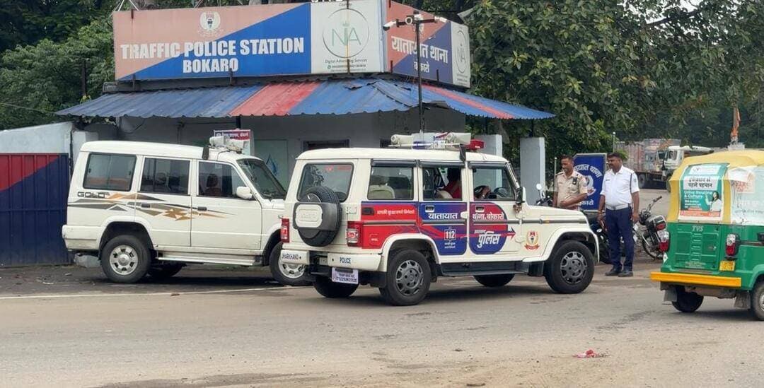 हर जिंदगी अनमोल, सड़क हादसे रोकने के लिए बोकारो प्रशासन ने बढ़ाया कदम
<nis:link nis:type=tag nis:id=bokaro nis:value=bokaro nis:enabled=true nis:link/> <nis:link nis:type=tag nis:id=bokaronews nis:value=BokaroNews nis:enabled=true nis:link/> <nis:link nis:type=tag nis:id=roadsafety nis:value=RoadSafety nis:enabled=true nis:link/>
बोकारो में सड़क दुर्घटनाओं पर नियंत्रण और सड़क सुरक्षा व्यवस्था को मजबूत करने को लेकर सोमवार को उपायुक्त अजय नाथ झा ने कार्यालय कक्ष में जिला सड़क सुरक्षा समिति की बैठक की। बैठक में सड़क दुर्घटनाओं, ब्लैक स्पॉट, सड़क किनारे पार्किंग, ओवरस्पीडिंग, रैश ड्राइविंग, नशे में वाहन चलाने, हेलमेट के इस्तेमाल, स्ट्रीट लाइट और दुर्घटना पीड़ितों को मिलने वाले मुआवजे की समीक्षा की गई।
<nis:link nis:type=tag nis:id=#ब्लैक nis:value=#ब्लैक nis:enabled=true nis:link/> स्पॉट बनने का इंतजार नहीं
उपायुक्त ने कहा कि सड़क सुरक्षा केवल प्रशासन की जिम्मेदारी नहीं, बल्कि सामूहिक जिम्मेदारी है। उन्होंने सड़क सुरक्षा जागरूकता अभियान को जनकल्याण अभियान के रूप में संचालित करने का निर्देश दिया। डीसी ने अधिकारियों से कहा कि किसी स्थान को ब्लैक स्पॉट घोषित किए जाने का इंतजार न करें। जहां बार-बार दुर्घटनाएं हो रही हैं या दुर्घटना की आशंका है, वहां पहले से ही निवारक उपाय किए जाएं। संबंधित अभियंता, थाना प्रभारी, जिला परिवहन पदाधिकारी और राष्ट्रीय राजमार्ग के अधिकारी संयुक्त रूप से ऐसे स्थलों का निरीक्षण करें। बार-बार दुर्घटना वाले स्थानों पर रंबल स्ट्रिप, चेतावनी संकेत, गति नियंत्रण और अन्य तकनीकी सुधार प्राथमिकता से करने को कहा गया। दोबारा दुर्घटना होने पर एक सप्ताह के भीतर सुरक्षा उपाय सुनिश्चित करने का निर्देश दिया।
<nis:link nis:type=tag nis:id=#एनएच nis:value=#एनएच nis:enabled=true nis:link/> किनारे अवैध पार्किंग पर कार्रवाई
उपायुक्त ने राष्ट्रीय राजमार्ग के किनारे अनधिकृत पार्किंग को दुर्घटनाओं का प्रमुख कारण बताते हुए नियमित निगरानी और सख्त कार्रवाई का निर्देश दिया। अवैध पार्किंग पर जुर्माना लगाने तथा बार-बार नियम तोड़ने वालों के लाइसेंस और वाहन पंजीकरण के निलंबन की कार्रवाई करने को कहा। बारी-कोऑपरेटिव-सिवनडीह जंक्शन सहित अन्य दुर्घटना संभावित स्थानों पर अतिक्रमण और अव्यवस्थित पार्किंग का संयुक्त निरीक्षण कर तकनीकी समाधान निकालने का निर्देश दिया गया।
<nis:link nis:type=tag nis:id=#संवेदनशील nis:value=#संवेदनशील nis:enabled=true nis:link/> इलाकों में स्ट्रीट लाइट पर जोर
सिवनडीह से आईटीआई मोड़, तिलमच्चो ब्रिज और पिंडराजोरा-चंदनकियारी के संवेदनशील हिस्सों में स्ट्रीट लाइट लगाने को प्राथमिकता देने का निर्देश दिया गया। संबंधित विभाग को एक माह में स्वीकृति प्रक्रिया पूरी करने और अगले दो-तीन माह में कार्य पूरा करने को कहा गया।
<nis:link nis:type=tag nis:id=#रैश nis:value=#रैश nis:enabled=true nis:link/> ड्राइविंग और नशे में ड्राइविंग पर सख्ती
शहरी और ग्रामीण क्षेत्रों में विशेष यातायात अभियान चलाने का निर्देश देते हुए डीसी ने ओवरस्पीडिंग, रैश ड्राइविंग और बिना हेलमेट वाहन चलाने वालों पर कार्रवाई करने को कहा। बुलेट सहित दोपहिया वाहनों से खतरनाक तरीके से ड्राइविंग करने वालों पर विशेष निगरानी का निर्देश दिया गया।
<nis:link nis:type=tag nis:id=#192 nis:value=#192 nis:enabled=true nis:link/> मुआवजा मामलों की प्रक्रिया जारी
बैठक में बताया गया कि दुर्घटना पीड़ितों के कुल 192 मामलों में मुआवजा प्रक्रिया चल रही है, जबकि 51 मामले अंतिम भुगतान के लिए जीआईसी स्तर पर लंबित हैं। डीसी ने पुराने मामलों का प्राथमिकता से निष्पादन करने और लाभार्थियों को दस्तावेजों के लिए अनावश्यक कार्यालयों के चक्कर नहीं लगाने देने का निर्देश दिया।
उन्होंने अस्पतालों से दुर्घटना में घायल या मृत लोगों की सूचना समय पर परिवहन विभाग को उपलब्ध कराने की व्यवस्था विकसित करने तथा दुर्घटना पीड़ितों की मदद करने वाले गुड सेमेरिटन को प्रशस्ति-पत्र और बैज देकर सम्मानित करने को कहा। साथ ही महिलाओं और युवाओं के लिए ड्राइविंग लाइसेंस कैंप आयोजित कर लाइसेंस बनवाने के लिए प्रोत्साहित करने का निर्देश दिया।