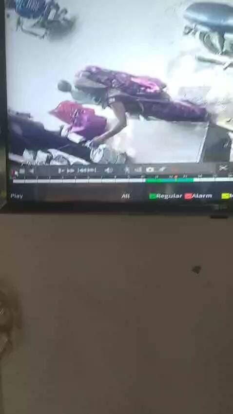 कासगंज-सहावर में महिला के हाथ की सफाई,देखते ही देखते बिजली का बोर्ड ले उड़ी महिला।