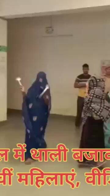 गोवर्धन तहसील में थाली बजाकर प्रशासन को जगाने पहुंचीं महिलाएं, वीडियो वायरल