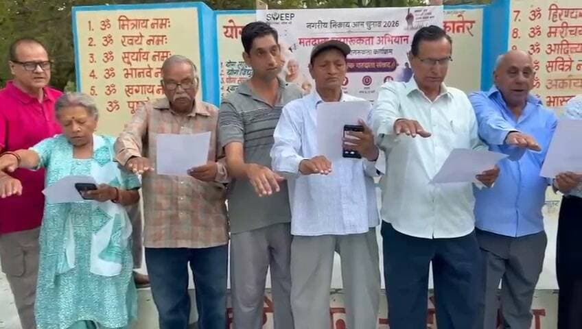 स्वीप अंतर्गत वरिष्ठ नागरिक संवाद से मतदाता जागरूकता गतिविधियों का आगाज*l
वृद्धजन भ्रमण पथ पर आयोजित हुआ कार्यक्रम, वरिष्ठ नागरिकों ने ली मतदान की शपथ
बीकानेर, 25 अगस्त। नगरीय निकाय आम चुनाव-2026 के तहत स्वीप (सिस्टेमेटिक वोटर्स एजुकेशन एंड इलेक्टोरल पार्टिसिपेशन) गतिविधियों का मंगलवार को वरिष्ठ नागरिक संवाद कार्यक्रम के साथ आगाज हुआ। वृद्धजन भ्रमण पथ पर आयोजित कार्यक्रम में वरिष्ठ नागरिकों को मतदान के प्रति जागरूक किया गया तथा उन्हें निष्पक्ष, पारदर्शी एवं स्वतंत्र चुनाव में अपनी भागीदारी सुनिश्चित करने के लिए मतदान की शपथ दिलाई गई।
स्वीप प्रभारी एवं मुख्य कार्यकारी अधिकारी जिला परिषद श्रीमती शैलजा पांडे के निर्देशन में स्वीप प्रकोष्ठ एवं सामाजिक न्याय एवं अधिकारिता विभाग के संयुक्त तत्वावधान में कार्यक्रम आयोजित किया गया।कार्यक्रम में स्वीप सह प्रभारी एवं जनसंपर्क अधिकारी श्री सुरेश बिश्नोई तथा सामाजिक न्याय एवं अधिकारिता विभाग के संयुक्त निदेशक श्री एल.डी. पंवार ने वरिष्ठ नागरिकों से स्वयं मतदान करने तथा अपने आसपास के लोगों को भी मतदान के लिए प्रेरित करने की अपील की। उन्होंने कहा कि लोकतंत्र की मजबूती के लिए प्रत्येक मतदाता की सक्रिय भागीदारी आवश्यक है तथा नगरीय निकाय चुनाव में सभी मतदाता निर्भीक होकर अपने मताधिकार का प्रयोग करें।
वरिष्ठ नागरिक समिति के श्री वाई.के. शर्मा योगी ने उपस्थित वरिष्ठ नागरिकों को मतदान की शपथ दिलाई। इस अवसर पर वरिष्ठ नागरिकों ने कहा कि वे स्वयं मतदान करेंगे तथा अपने परिजनों, परिचितों एवं आसपास के लोगों को भी मतदान के लिए प्रेरित करेंगे, ताकि लोकतांत्रिक व्यवस्था को और मजबूती मिले तथा शहर की सरकार का चुनाव निष्पक्षता एवं पारदर्शिता के साथ संपन्न हो।कार्यक्रम का संचालन जिला परिषद के आईईसी कोऑर्डिनेटर एवं कार्यक्रम के सह प्रभारी श्री गोपाल जोशी ने किया।
इस दौरान वरिष्ठ नागरिक समिति के श्री वाई.के. शर्मा योगी, श्री सुनील दत्त नांगल, श्री श्याम चारण, श्री राजेन्द्र भार्गव, श्री शाकिर अहमद, श्री फारूख, श्री देवेश भाटी, श्री सैयद अख्तर, श्री शक्ति नंदन भानोली, इंजीनियर रघुवीर लुहानीवाल, श्रीमती मधुरिमा, श्री शक्ति नंदन भनोत, श्री घनश्याम सर्जन, श्री जगदीश प्रसाद, श्री महावीर पारीक, श्री प्रेम खत्री, श्री गोपाल कृष्ण, श्री लाल चंद लुहानीवाल, श्री भरत तंवर सहित बड़ी संख्या में वरिष्ठ नागरिक उपस्थित रहे।
*27 अगस्त को होगा ‘मतदान की मेहंदी’ एवं महिला संवाद कार्यक्रम*
स्वीप प्रभारी एवं मुख्य कार्यकारी अधिकारी जिला परिषद श्रीमती शैलजा पांडे ने बताया कि आगामी 27 अगस्त को महिला एवं बाल विकास विभाग तथा महिला अधिकारिता विभाग के संयुक्त तत्वावधान में नगर निगम एवं नगर पालिका क्षेत्रों में स्थित समस्त आंगनबाड़ी केंद्रों पर प्रातः 11:15 बजे ‘मतदान की मेहंदी’ एवं महिला संवाद कार्यक्रम आयोजित किया जाएगा।
स्वीप सह प्रभारी एवं जनसंपर्क अधिकारी श्री सुरेश बिश्नोई ने बताया कि जिला मुख्यालय पर यह कार्यक्रम जवाहर स्कूल, भीनासर में प्रातः 11:15 बजे आयोजित होगा। कार्यक्रम के माध्यम से महिलाओं को मतदान के महत्व से अवगत करवाते हुए उन्हें स्वयं मतदान करने तथा परिवार एवं समाज के अन्य सदस्यों को भी मतदान के लिए प्रेरित करने का संदेश दिया जाएगा।