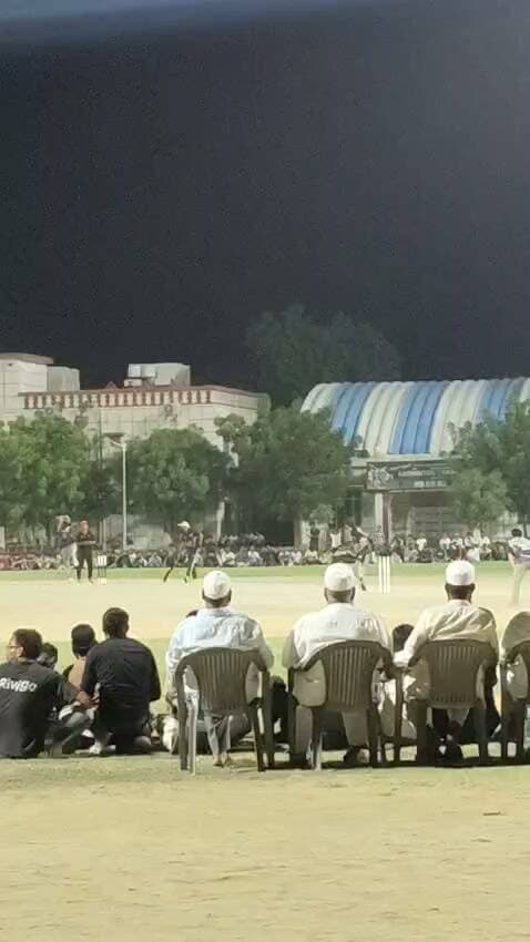 आईएलपीएल - 2026, सीजन-1 (16 अगस्त से 24 अगस्त 2026)
बीकानेर में आयोजित आईएलपीएल-2026 सीजन-1 डे-नाईट क्रिकेट टूर्नामेंट सफलतापूर्वक संपन्न हुआ। इस रोमांचक टूर्नामेंट के सभी मैच डे-नाईट खेले गए, जिसकी शुरुआत 16 अगस्त को हुई और इसका महामुकाबला 24 अगस्त को खेला गया। फाइनल मुकाबला कल रात्रि में भव्य रूप से आयोजित हुआ, जो रात 11:00 बजे शुरू होकर देर रात 1:30 बजे तक चला।
मुख्य अतिथि: पूर्व मंत्री डॉ. बी.डी. कल्ला, हाजी अब्दुल मजीद खोखर, बाबू जयशंकर जोशी, जितेंद्र खत्री, सैयद गुफरान, हाजी यूनुस, अब्दुल रऊफ राठौड़, हाजी अब्दुल जब्बार, अब्दुल वाहिद मामा, मोहम्मद कलीम।
टूर्नामेंट कमेटी: कमेटी अध्यक्ष इमरान खोखर, अब्दुल रब्बानी, शाहिद चौधरी, मोहम्मद ताहिर, आदिल खिलाड़ी, मोहम्मद अतीक, वसीम डीके, एहसान राठौड़, फरहान राठौड़, मोहम्मद शफीक, नोमान, आदिल खान।
विजेता टीम: हीरो स्पार्टन
द्वितीय टीम (उपविजेता): हीरो क्लब
अंपायर: शकील अहमद, अख्तर अली
लीग मैच और मैन ऑफ द मैच:
रजा क्लब बनाम रिजवान वारियर्स - मोहम्मद अमान
रेड ईगल बनाम स्टेट के धुरंधर - अजमल हुसैन
नागौरी स्टार बनाम सुल्तान क्लब - मोहम्मद शफीक
हीरो स्पार्टन बनाम नूरानी क्लब - नदीम रोनी
नागौरी रॉयल्स बनाम आरसीबी - मोहम्मद सलमान
नागौरी राइडर बनाम टाइगर हीरोज - आदिल खान
हीरो क्लब बनाम सैय्यद वारियर्स - वाजिद गौरी
सीएसके बनाम एसएमएस - अक्सम असलम
नागौरी रॉयल्स बनाम रिजवान वारियर्स - मोहम्मद फैसल
रेड ईगल बनाम नागौरी राइडर - नईम (सूर्या)
नागौरी स्टार बनाम सैय्यद वारियर्स - अब्दुल कादिर
आरसीबी बनाम रजा क्लब - रेहान खन्ना
टाइगर हीरोज बनाम स्टेट के धुरंधर - आदिल खान
हीरो क्लब बनाम सुल्तान क्लब - वाजिद गौरी
नूरानी क्लब बनाम सीएसके - सलामुद्दीन
हीरो स्पार्टन बनाम एसएनएस - जावेद जैदी
क्वार्टर फाइनल:
हीरो क्लब बनाम रजा क्लब - वाजिद गौरी
सीएसके बनाम टाइगर हीरोज - नासिर खान
नागौरी स्टार बनाम रिजवान वारियर्स - मोहम्मद शफीक
हीरो स्पार्टन बनाम नागौरी राइडर - आदिल नागौरी
सेमीफाइनल:
सीएसके बनाम हीरो क्लब - वाजिद गौरी
हीरो स्पार्टन बनाम नागौरी स्टार - सबाबदीन
फाइनल मुकाबला:
मैच: हीरो क्लब बनाम हीरो स्पार्टन
विजेता टीम: हीरो स्पार्टन
बेस्ट बैट्समैन: वाजिद गौरी
बेस्ट बॉलर: जावेद जैदी
मैन ऑफ द सीरीज: ओवैस गौरी
संपर्क सूत्र: +91 92617 74444