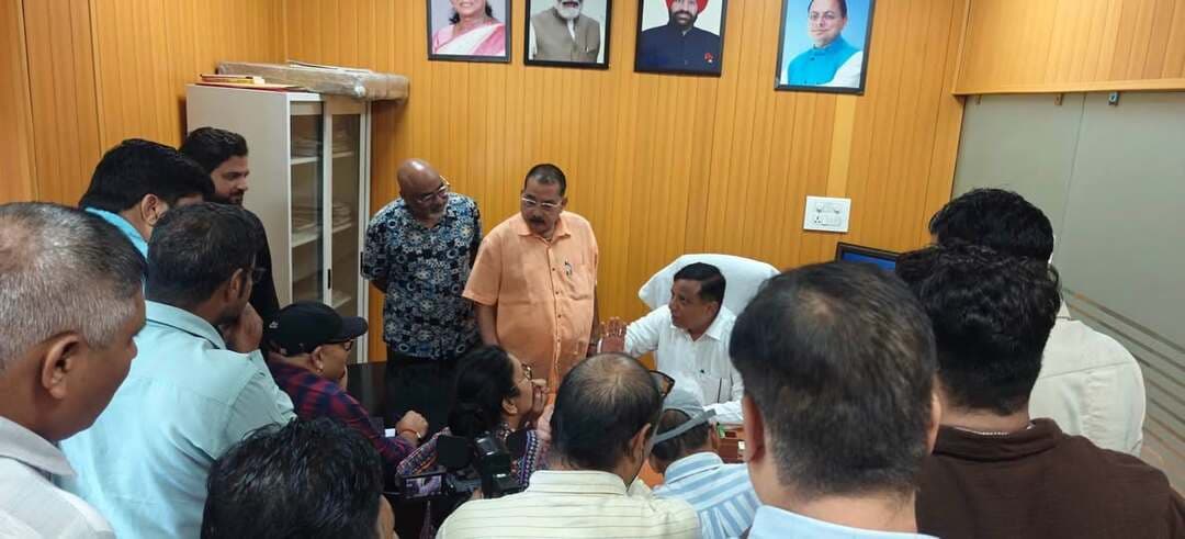 🚨उत्तराखंड श्रमजीवी पत्रकार यूनियन ने उठाया डिजिटल मीडिया की विज्ञापन दरों का मुद्दा
- डीजी सूचना बंशीधर तिवारी ने मिलकर न्यूज पोर्टल-वेबसाइटों के लिए सम्मानजनक विज्ञापन राशि की मांग
- पत्रकार हितों को लेकर सरकार गंभीर, किसी भी स्तर पर नहीं होने दिया जाएगा अहित - बंशीधर तिवारी
पत्रकार हितों से जुड़े मुद्दों को मजबूती से उठाते हुए उत्तराखंड श्रमजीवी पत्रकार यूनियन ने मंगलवार को डिजिटल मीडिया संस्थानों की विज्ञापन दरों का मामला सूचना विभाग के समक्ष रखा। यूनियन के प्रदेश अध्यक्ष अरुण शर्मा के नेतृत्व में प्रतिनिधिमंडल ने सूचना महानिदेशक बंशीधर तिवारी से मुलाकात कर न्यूज पोर्टल और वेबसाइटों को मिलने वाले विज्ञापनों की वर्तमान दरों में यथोचित वृद्धि किए जाने की मांग की। प्रतिनिधिमंडल ने कहा कि डिजिटल मीडिया के बढ़ते प्रभाव और संचालन लागत में लगातार हो रही वृद्धि को देखते हुए वर्तमान विज्ञापन दरें अब व्यावहारिक नहीं रह गई हैं।
यूनियन की ओर से सूचना महानिदेशक को सौंपे गए पत्र में विभाग में विज्ञापन के लिए सूचीबद्ध न्यूज पोर्टल/वेबसाइटों के बैनर एवं वीडियो एड फिल्मों की निर्धारित दरों पर पुनर्विचार का अनुरोध किया गया। पत्र में कहा गया कि वर्तमान में प्रति बैनर/वीडियो फिल्म एड विज्ञापन की दर लगभग 1,200 रुपये प्रतिमाह निर्धारित है, जबकि कुल 7,200 रुपये प्रतिमाह की विज्ञापन दर तय है। यूनियन का कहना है कि डिजिटल मीडिया संचालन में सर्वर, तकनीकी रख-रखाव, स्टाफ, कंटेंट निर्माण, कैमरा, वीडियो एडिटिंग, वेबसाइट प्रबंधन और अन्य तकनीकी संसाधनों पर लगातार खर्च बढ़ रहा है।
सूचीबद्ध पोर्टलों को मिले सम्मानजनक विज्ञापन राशि, तभी मजबूत होगी डिजिटल पत्रकारिता = अरुण शर्मा
यूनियन के प्रदेश अध्यक्ष अरुण शर्मा ने कहा कि न्यूज पोर्टल और वेबसाइटें आज सूचना एवं समाचार के प्रसार का सशक्त माध्यम हैं। सरकार की योजनाओं, विकास कार्यों, जनकल्याणकारी कार्यक्रमों और जनहित से जुड़ी सूचनाओं को आम जनता तक पहुंचाने में डिजिटल मीडिया महत्वपूर्ण भूमिका निभा रहा है। इसके बावजूद पोर्टलों के संचालन पर बढ़ते खर्च के अनुरूप विज्ञापन दरों में बदलाव नहीं हुआ है। उन्होंने कहा कि विभाग में सूचीबद्ध किए गए न्यूज पोर्टलों और वेबसाइटों को प्रतिमाह एक सम्मानजनक राशि का विज्ञापन उपलब्ध कराया जाना चाहिए, ताकि ये संस्थान आर्थिक रूप से मजबूत होकर नियमित और गुणवत्तापूर्ण पत्रकारिता को जारी रख सकें। इससे पोर्टलों को अपने पत्रकारों और तकनीकी स्टाफ को बेहतर संसाधन उपलब्ध कराने के साथ-साथ समाचार संकलन, वेबसाइट संचालन और डिजिटल कंटेंट निर्माण को और प्रभावी बनाने में मदद मिलेगी। अरुण शर्मा ने कहा कि डिजिटल मीडिया केवल व्यावसायिक माध्यम नहीं, बल्कि सरकार और जनता के बीच सूचनाओं के सेतु के रूप में भी काम कर रहा है। ऐसे में सूचीबद्ध पोर्टलों को मजबूत करना प्रदेश में स्वस्थ और जिम्मेदार डिजिटल पत्रकारिता को बढ़ावा देने की दिशा में महत्वपूर्ण कदम होगा। उन्होंने मांग की कि 7,200 रुपये की वर्तमान बैनर विज्ञापन दर पर पुनर्विचार करते हुए वर्तमान बाजार परिस्थितियों और संचालन लागत के अनुरूप सम्मानजनक विज्ञापन राशि निर्धारित की जाए।
पत्रकारों के हितों को लेकर सरकार और सूचना विभाग पूरी तरह गंभीर = बंशीधर तिवारी
सूचना महानिदेशक बंशीधर तिवारी ने प्रतिनिधिमंडल को आश्वस्त किया कि पत्रकारों और मीडिया संस्थानों के हितों को लेकर सरकार और सूचना विभाग पूरी तरह गंभीर हैं। उन्होंने कहा कि पत्रकारिता लोकतंत्र का महत्वपूर्ण आधार है और पत्रकारों के हितों की अनदेखी किसी भी स्तर पर नहीं होने दी जाएगी। डिजिटल मीडिया आज समाचार और जनहितकारी सूचनाओं को जनता तक पहुंचाने का प्रभावी माध्यम बन चुका है, इसलिए इससे जुड़े संस्थानों की व्यावहारिक समस्याओं को भी गंभीरता से समझने की आवश्यकता है। उन्होंने कहा कि न्यूज पोर्टल और वेबसाइटों की विज्ञापन दरों में संशोधन से संबंधित यूनियन की मांग को विभागीय स्तर पर नियमानुसार परीक्षण कराया जाएगा। पत्रकार हितों से जुड़े विषयों पर सरकार का दृष्टिकोण सकारात्मक है और आवश्यकतानुसार उचित कार्रवाई की जाएगी। उन्होंने भरोसा दिलाया कि पत्रकारों के हितों का किसी भी स्तर पर अहित नहीं होने दिया जाएगा।
प्रतिनिधिमंडल ने उम्मीद जताई कि सूचना विभाग पत्रकारों और डिजिटल मीडिया संस्थानों की व्यावहारिक कठिनाइयों को ध्यान में रखते हुए विज्ञापन दरों के पुनर्निर्धारण की दिशा में सकारात्मक कदम उठाएगा। यूनियन ने कहा कि पत्रकार हितों से जुड़े मुद्दों को लेकर सरकार और विभाग के साथ संवाद आगे भी जारी रखा जाएगा।
Avdhesh Nautiyal
#Uttarakhand #DigitalMedia #DigitalJournalism #Journalists #JournalistUnion #UttarakhandNews #NewsPortal #NewsWebsite #AdvertisementRates #MediaRights #JournalistWelfare #InformationDepartment #BanshidharTiwari #ArunSharma #Dehradun #UttarakhandGovernment #MediaNews #Journalism #NewsMafiya