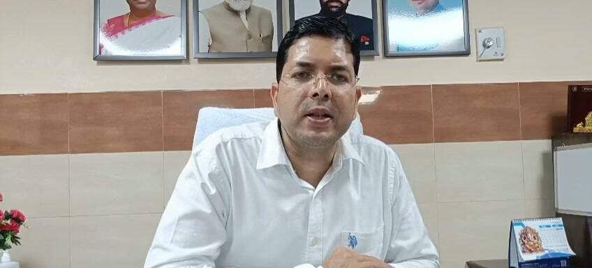 🚨देहरादून में स्वाइन फ्लू को लेकर स्वास्थ्य विभाग अलर्ट, अस्पतालों में तैयारियां पूरी
देहरादून में स्वाइन फ्लू के संभावित खतरे को देखते हुए स्वास्थ्य विभाग और अस्पताल प्रशासन अलर्ट मोड पर है। बीमारी के प्रसार को रोकने और संभावित मरीजों की समय पर जांच व इलाज के लिए अस्पतालों में जरूरी व्यवस्थाएं पूरी कर ली गई हैं।
चिकित्सा अधीक्षक डॉ. रविन्द्र सिंह बिष्ट ने बताया कि सरकार की एडवाइजरी के अनुसार अस्पताल में सभी आवश्यक तैयारियां पूरी हैं। कोरोना काल से लागू N-95 मास्क, पीपीई किट, आईसीयू और ऑक्सीजन सप्लाई जैसे प्रोटोकॉल को भी तैयार रखा गया है।
उन्होंने बताया कि मरीजों की जांच के लिए RT-PCR की सुविधा उपलब्ध है। वहीं बायोकेमिस्ट्री, माइक्रोबायोलॉजी और मेडिसिन विभागों की संयुक्त टीम भी सतर्क है। फिलहाल अस्पताल में स्वाइन फ्लू का कोई मरीज भर्ती नहीं है। एक पॉजिटिव केस सामने आया था, जिसका सफलतापूर्वक इलाज किया जा चुका है।
डॉ. रविन्द्र सिंह बिष्ट, चिकित्सा अधीक्षक