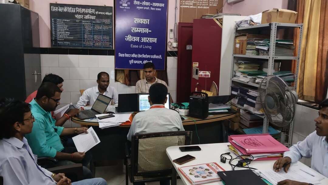 *डेंगू से बचाव हेतु जन जागरूकता है बेहद जरूरी*- डीभीडीसीओ डॉ निकेश सिँह
- डेंगू से बचने के लिए मच्छरदानी का जरूर करें प्रयोग
- बरसात के समय में मच्छर मारने वाली दवाओं का करें छिड़काव
मोतिहारी, 25 अगस्त
जिले में बरसात के समय में डेंगू के मामलों में वृद्धि देखी जाती है,,इस समय कई लोग
इस बीमारी की चपेट में आते हैं। यही वजह है कि डेंगू की बीमारी के प्रति लोगों को जागरूक करना बहुत जरूरी होता है यह कहना है जिले के डीभीडीसीओ डॉ निकेश कु सिँह का।उन्होंने बताया की जिले में 11 केस मिले हैँ,,
तुरकौलिया 2, चिरैया 2 केसरिया 1,अरेराज 1,रक्सौल 2, तेतरिया 1 चकिया 1 हरसिद्धि 1 अतः डेंगू के बारे में जागरूक होकर अपने व अपने परिवार की खुद रक्षा कर सकें। उन्होंने बताया कि एडिस मच्छर के काटने से डेंगू रोग होता है। इससे बचाव के लिए सोते समय रात में मच्छरदानी का प्रयोग करना चाहिए। साथ ही घर के आस-पास समय पर मच्छर मारने वाली दवाओं का छिड़काव भी करना चाहिए।
डेंगू का लार्वा रुके हुए साफ पानी में ही पनपता है:
डेंगू के मामले मानसून के शूरू होने के बाद से ही सामने आने लगते हैं। दरअसल, डेंगू का लार्वा रुके हुए साफ पानी में ही पनपता है। ऐसी सूरत में लापरवाही बरतने पर डेंगू फैलने की आशंका बढ़ जाती है। डेंगू की बीमारी में मरीज के शरीर में प्लेटलेट्स तेजी से कम होने लगते हैं। अगर प्लेटलेट्स बेहद कम हो जाए तो इससे मरीज की गम्भीर स्थिति भी हो सकती है।
समय पर इलाज कराने पर मरीज हो जाते हैं ठीक:
जिला वेक्टर रोग नियंत्रण पदाधिकारी ने कहा कि यदि किसी व्यक्ति को पहले डेंगू हो चुका है तो उसे ज्यादा सतर्क रहने की जरूरत है। ऐसे व्यक्ति दोबारा डेंगू बुखार की आशंका होने पर सरकारी अस्पताल या फिर डॉक्टर से संपर्क करें। समय पर इलाज कराने पर मरीज ठीक हो जाता है। उन्होंने बताया कि सभी तरह का बुखार डेंगू नहीं होता है। बुखार होने पर बिना समय गंवाए डॉक्टर से संपर्क करें।आशाओं को डेंगू को लेकर प्रशिक्षण कराया जा चूका है। अस्पताल में जाँच किट उपलब्ध है. मरीजों के लिए बेड उपलब्ध है। डेंगू होने की स्थिति में सभी मरीजों को अस्पताल में भर्ती होने की आवश्यकता नहीं पड़ती है। सिर्फ गंभीर मरीजों को ही भर्ती होना पड़ता है। समय पर इलाज कराने पर मरीज पूरी तरह से स्वस्थ्य हो सकता है।
डेंगू बीमारी के लक्षण:
* अचानक तेजी से बुखार आना
* तेज सिरदर्द होना
* आंखों के पिछले हिस्से में दर्द होना
* जोड़ों और मांसपेशी में तेज दर्द का एहसास होना
* थकान, उल्टी,जी मिचलाना, स्किन पर रैशेज हो जाना
* नाक, मसूड़ों में से थोड़ी सी ब्लीडिंग होना
डेंगू से बचाव के तरीके:
- डेंगू से बचाव का सबसे अच्छा तरीका यही है कि हम खुद को संक्रमित एडीज मच्छरों के काटने से बचाएं।
- घर की सारी खिड़कियों दरवाजों को ठीक तरह से बंद कर रखें
- सोते वक्त मच्छरदानी का प्रयोग करें
- डेंगू के लक्षण नजर आने पर तत्काल डॉक्टर से संपर्क करें
- कूलर में ज्यादा दिनों तक पानी जमा न रहने दें
- घर में मौजूद गमलों, अन्य चीजों में पानी स्टोर ना होने दें
- समय-समय पर मच्छर मारने वाली दवाओं का छिड़काव करें।
Information & Public Relations Department, Government of Bihar Bihar Health Department