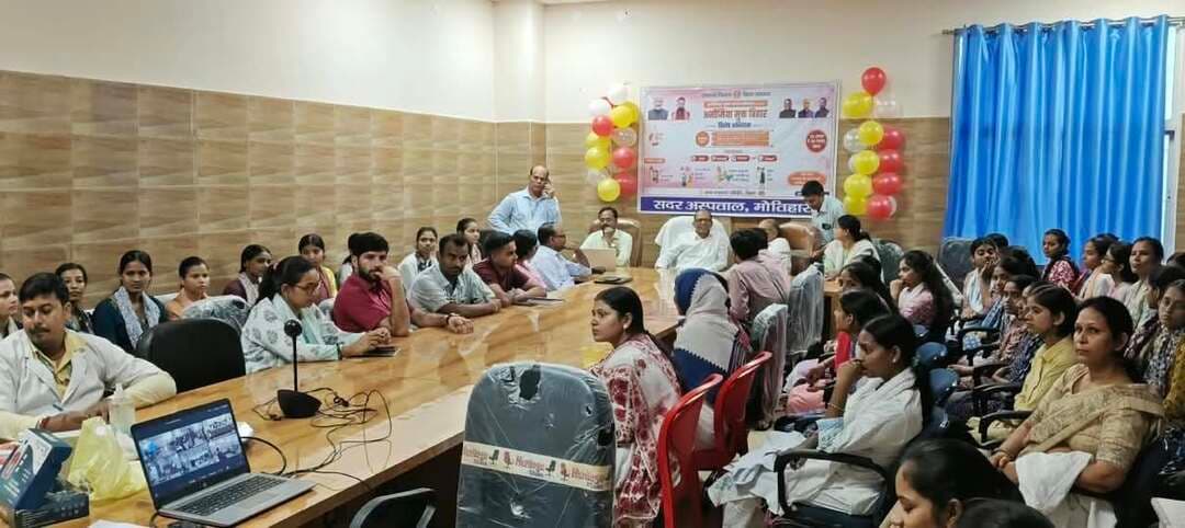 • आनिमिया मुक्त बिहार विशेष अभियान का हुआ शुभारंभ: सिविल सर्जन
• 25 अगस्त से 30 नवम्बर तक चलेगा विशेष अभियान: उपाधीक्षक, सदर अस्पताल मोतिहारी
मोतिहारी, 25 अगस्त 2026
आनिमिया मुक्त भारत कार्यक्रम के अंतर्गत “आनिमिया मुक्त बिहार विशेष अभियान” का शुभारंभ माननीय मुख्यमंत्री, बिहार द्वारा 25 अगस्त 2026 को दोपहर 3 बजे किया गया। इस अवसर पर पूर्वी चम्पारण जिले में सिविल सर्जन डॉ. दिलीप कुमार की अध्यक्षता में सदर अस्पताल, मोतिहारी में विशेष अभियान का आयोजन किया गया।
अभियान के शुभारंभ अवसर पर सदर अस्पताल में 147 गर्भवती महिलाओं, 55 किशोरियों एवं 40 महिलाओं सहित कुल 242 लाभार्थियों के हीमोग्लोबिन की जांच की गई। जांच के दौरान एनीमिया से ग्रसित लाभार्थियों को आवश्यक उपचार एवं पोषण संबंधी परामर्श प्रदान किया गया।
इस अवसर पर सिविल सर्जन डॉ. दिलीप कुमार ने बताया कि आनिमिया मुक्त भारत कार्यक्रम वर्ष 2019 से संचालित किया जा रहा है। कार्यक्रम के तहत 6 माह से 5 वर्ष तक के बच्चों को आयरन सिरप, 5 से 10 वर्ष तक के बच्चों को आयरन की गुलाबी गोली, 10 से 19 वर्ष तक के किशोर-किशोरियों को आयरन की नीली गोली तथा गर्भवती एवं धात्री महिलाओं को आयरन की लाल गोली उपलब्ध कराई जाती है।
उन्होंने बताया कि 25 अगस्त से 30 नवम्बर 2026 तक चलने वाले इस विशेष अभियान के दौरान सभी लक्षित आयु वर्ग के लाभार्थियों की हीमोग्लोबिन जांच की जाएगी। एनीमिया से पीड़ित लाभार्थियों को आवश्यक उपचार उपलब्ध कराने के साथ-साथ उन्हें संतुलित आहार, पोषण एवं एनीमिया की रोकथाम से संबंधित परामर्श भी दिया जाएगा। अभियान का उद्देश्य जिले में एनीमिया की पहचान, उपचार एवं रोकथाम को प्रभावी बनाते हुए स्वस्थ एवं सशक्त समुदाय का निर्माण करना है।
सदर अस्पताल के उपाधीक्षक डॉ. एस. एन. सत्यार्थी ने कहा कि एनीमिया की समय पर पहचान और उपचार अत्यंत आवश्यक है। उन्होंने सभी लक्षित लाभार्थियों से अपील की कि वे अपने नजदीकी स्वास्थ्य संस्थान पर जाकर हीमोग्लोबिन की जांच कराएं तथा स्वास्थ्य विभाग द्वारा उपलब्ध कराई जा रही आयरन एवं फोलिक एसिड की दवाओं का नियमित सेवन करें। स्वास्थ्य विभाग द्वारा जिले के सभी लक्षित लाभार्थियों से अपील की गई कि वे इस विशेष अभियान का लाभ उठाएं और समय पर अपनी हीमोग्लोबिन जांच कराकर एनीमिया की पहचान एवं उपचार सुनिश्चित करें।
अभियान के शुभारंभ अवसर पर डॉ. पंकज कुमार, डॉ. प्रीति गुप्ता, डॉ. मुकेश कुमार, जिला अनुश्रवण एवं मूल्यांकन पदाधिकारी अमानुल्लाह अमन, अस्पताल प्रबंधक कौशल दुबे, ए.एन.एम. स्कूल के प्राचार्य संतोष तालिकोटी सहित स्वास्थ्य विभाग के पदाधिकारी एवं कर्मी उपस्थित रहे। कार्यक्रम में पिरामल स्वास्थ्य एवं PSI India के जिला प्रतिनिधियों ने भी सहयोग एवं सहभागिता की।
Information & Public Relations Department, Government of Bihar Bihar Health Department