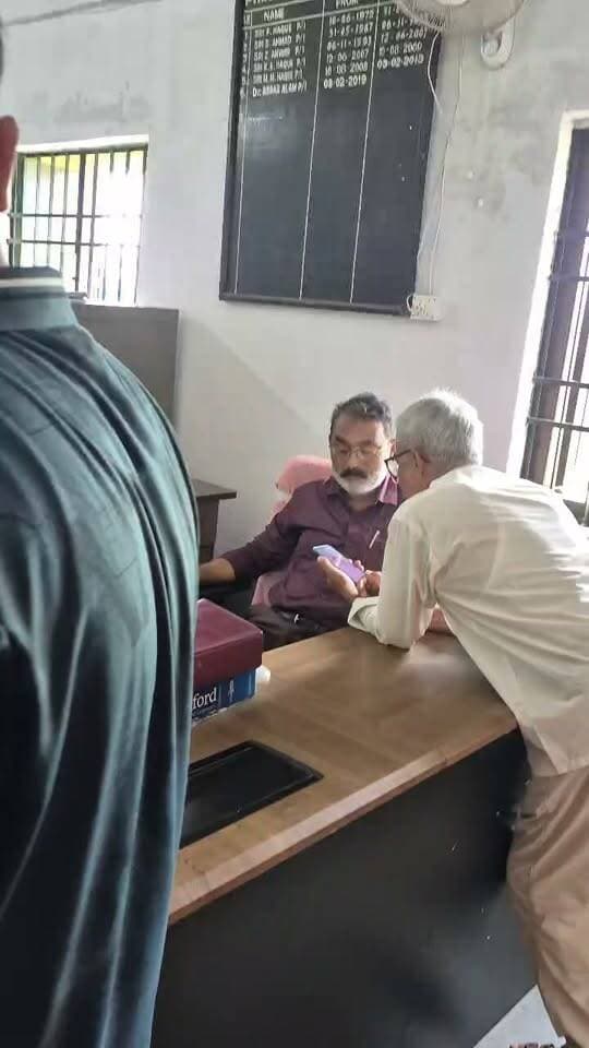 एम.एच. आजाद नेशनल डिग्री कॉलेज, ठाकुरगंज में बोनाफाइड सर्टिफिकेट के नाम पर छात्रों से अवैध वसूली का एक वीडियो वायरल हो रहा! 💔 यह हमारे छात्रों के भविष्य से सीधा खिलवाड़ माना जा सकता हैं हमें। ✊ #छात्रअधिकार #अवैधवसूली #न्यायदो 😡
#MH25News
#LatestNews
#CMBihar