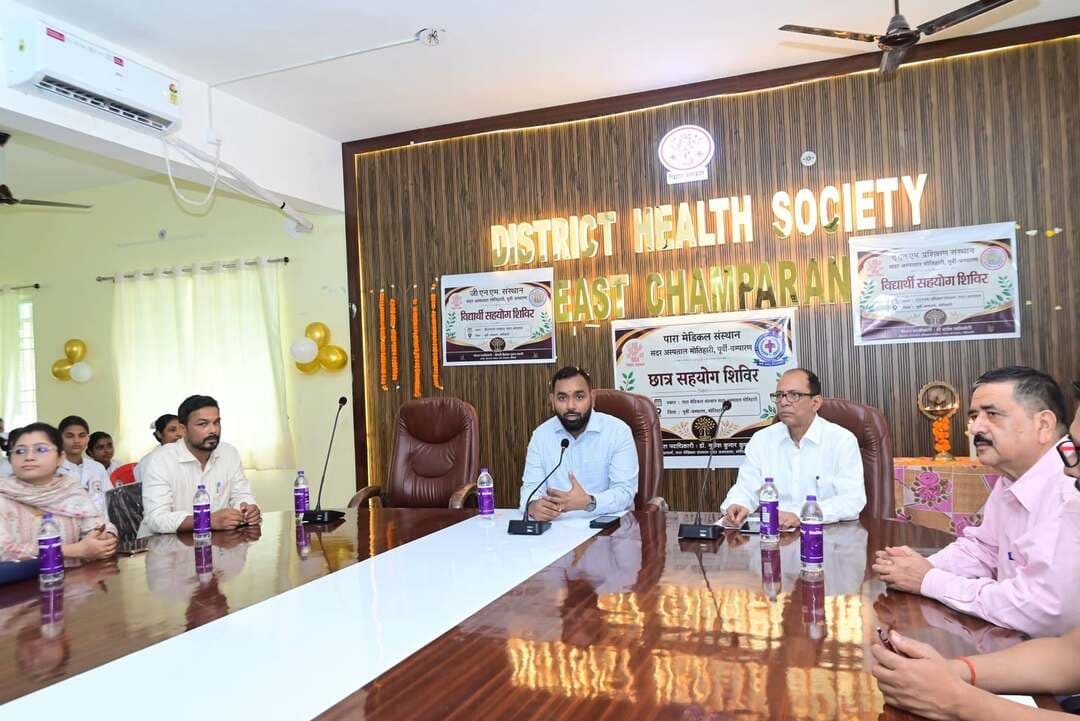 *विद्यार्थियों की समस्याओं के समाधान के लिए ‘विद्यार्थी सहयोग शिविर पोर्टल’ का शुभारंभ*
विद्यार्थियों एवं छात्रावास में रहने वाले छात्रों की समस्याओं और शिकायतों के त्वरित समाधान के उद्देश्य से बिहार सरकार द्वारा ‘विद्यार्थी सहयोग शिविर पोर्टल’ का ऑनलाइन शुभारंभ किया गया। मंगलवार, 25 अगस्त को आयोजित कार्यक्रम के अवसर पर पूर्वी चंपारण के जिलाधिकारी श्री सौरभ सुमन यादव एवं सिविल सर्जन डॉ. दिलीप कुमार सिंह ने आरोग्य भवन, जिला स्वास्थ्य समिति परिसर, सदर अस्पताल में दीप प्रज्वलित कर कार्यक्रम का शुभारंभ किया।
इस दौरान उपस्थित एएनएमएम/जीएनएम छात्र-छात्राओं से उनके पठन-पाठन, छात्रावास में मिलने वाली सुविधाओं और अन्य समस्याओं को लेकर विस्तार से जानकारी ली गई। छात्रों ने छात्रावास में भोजन की गुणवत्ता, साफ-सफाई, पानी की सुविधा, शौचालय सहित विभिन्न समस्याओं से अधिकारियों को अवगत कराया। छात्राओं द्वारा छात्रावास में कुछ मूलभूत सुविधाओं के अभाव की शिकायत भी की गई। वहीं, मेस में उपलब्ध कराए जा रहे भोजन की गुणवत्ता, साफ-सफाई एवं खाना बनाने वाले कर्मियों की स्वच्छता को लेकर भी शिकायत दर्ज कराई गई।शिकायतों को गंभीरता से लेते हुए जिलाधिकारी सौरभ सुमन यादव ने संबंधित अधिकारियों को तत्काल आवश्यक कार्रवाई का निर्देश दिया। छात्रावासों में पानी की बेहतर व्यवस्था के लिए वाटर प्यूरिफायर मशीन, पुरुष एवं महिला छात्रावास में एक-एक चापाकल तथा जनरेटर लगाने का निर्देश दिया गया।
इसके साथ ही छात्रावास के बाहर साफ-सफाई नगर निगम एवं संबंधित एजेंसी के माध्यम से कराने तथा स्थानीय स्तर पर वाटर प्यूरिफायर मशीन की मरम्मत, सभी नल-टंकी आदि की साफ-सफाई एवं मरम्मत कराने का भी निर्देश दिया गया।
कार्यक्रम के दौरान जिला कार्यक्रम प्रबंधक ठाकुर विश्वमोहन, जिला योजना समन्वयक भारत भूषण, जिला अनुश्रवण एवं मूल्यांकन पदाधिकारी अमानुल्लाह, एफएलसी सह प्रभारी जिला लेखा प्रबंधक आशीष कुमार, जिला आंकड़ा सहायक अवधेश कुमार सहित जिला स्वास्थ्य समिति के अन्य पदाधिकारी एवं कर्मी मौजूद रहे।
Information & Public Relations Department, Government of Bihar Bihar Education Department Bihar Health Department