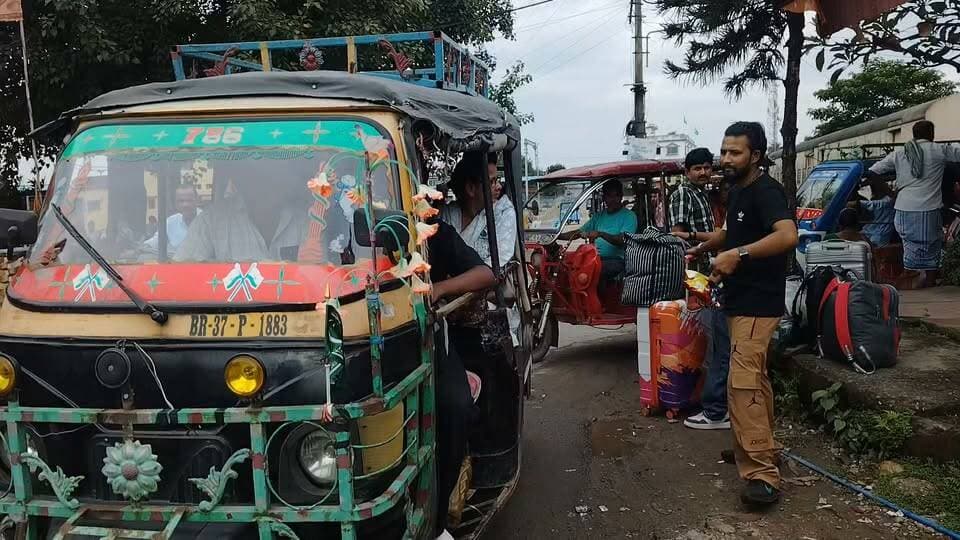 टोटो में क्षमता से अधिक सवारी, बीच सड़क पर गाड़ी लगा देना कितना सही है ?
#comment
ठाकुरगंज किशनगंज बिहार