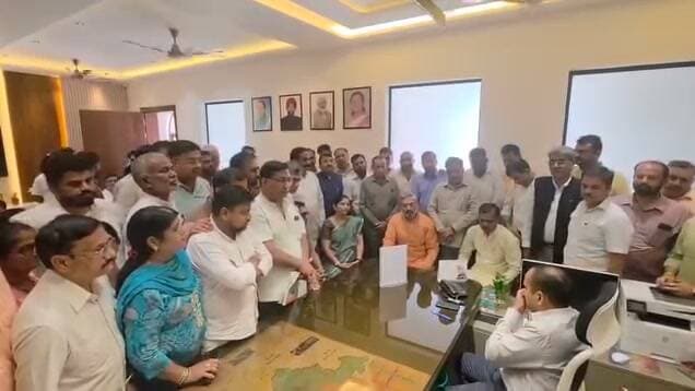 हरिद्वार में SIR प्रक्रिया को लेकर BJP का प्रदर्शन
कांग्रेस पर SIR प्रक्रिया में बाधा डालने का आरोप लगाते हुए भाजपा कार्यकर्ताओं ने विरोध प्रदर्शन किया.
कार्यकर्ता नारेबाजी करते हुए जिलाधिकारी कार्यालय पहुंचे और जिलाधिकारी को ज्ञापन सौंपा.
#haridwar