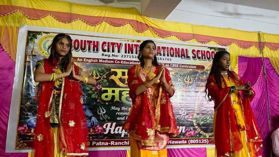 1.सांस्कृतिक कार्यक्रम प्रस्तुत करती छात्राएं
2.मुख्य अतिथि को सम्मानित करते निदेशक
साउथ सीटी में सावन महोत्सव का आयोजन,भव्य कार्यक्रम का आयोजन
मनमोहक सांस्कृतिक कार्यक्रमों देख तालियों की गड़गड़ाहट से गूंज उठा माहौल
सनोज कुमार संगम
रजौली प्रखंड मुख्यालय के एनएच-20 किनारे स्थित साउथ सीटी इंटरनेशनल स्कूल में मंगलवार को सावन महोत्सव का भव्य आयोजन किया गया। कार्यक्रम की अध्यक्षता स्कूल के निदेशक रविंद्र कुमार ने की। इस दौरान मुख्य अतिथि के रूप में प्रखंड प्रमुख बब्लू यादव, पत्रकार संघ के अध्यक्ष कुमार मनीष देव व सनोज कुमार भी मौजूद रहे। कार्यक्रम की शुरुआत संयुक्त रूप से दीप प्रज्वलित कर किया गया। कार्यक्रम के दौरान मुख्य अतिथियों को अंग वस्त्र देकर सम्मानित किया गया। इसके बाद सामूहिक रूप से राष्ट्रीय गीत एवं राष्ट्रगान का गायन किया गया। साथ ही सरस्वती वंदना का गायन बीरेंद्र सिंह के द्वारा किया गया। कार्यक्रम के दौरान छात्र-छात्राओं द्वारा एक से बढ़कर एक मनमोहक सांस्कृतिक कार्यक्रम में लोक गीत,संगीत,शिव आरती,नाट्य समेत अन्य को देख दर्शकों द्वारा तालियों की गड़गड़ाहट से स्कूल परिसर गूंज उठा। मुख्य अतिथि ने छात्र-छात्राओं एवं अभिभावकों को संबोधित करते स्कूल प्रबंधन को सहयोग करने की अपील की। साथ ही कहा कि साउथ सीटी द्वारा रजौली के बच्चों को बीते 14 वर्षों से बेहतर शिक्षा प्रदान करके बेहतर भविष्य का निर्माण कर रहे हैं। कार्यक्रम के दौरान गणमान्य अतिथियों के द्वारा हिंदुस्तान ओलम्पियाड प्रतिभागी सोनू, निहारिका,आयुष,सन्नी,दिव्यांशु,पल्लवी, तायेबा,अंश और स्नेहा को प्रशस्ति पत्र के साथ अंग वस्त्र देकर सम्मानित किया गया। इसके अलावे स्वतंत्रता दिवस के दौरान परेड में शामिल टीम का प्रतिनिधित्व कर रहे कमांडर मो. अज़ाज़ को अनुमंडल प्रशासन की ओर से प्रशस्ति पत्र देकर सम्मानित किया गया। वहीं स्कूल के निदेशक रविंद्र कुमार ने सभा को संबोधित करते हुए अभिभावकों से अपील किया कि बच्चे स्कूल में दिन के मात्र 8 घंटे समय व्यतीत करते हैं और शेष समय परिजनों के साथ व्यतीत करते हैं। इसलिए घर में बच्चों के पीछे थोड़ा समय देने से सोने पर सुहागा का काम करेगा। वहीं अभिभावकों ने भी निदेशक की बातों का जोरदार तालियां बजाकर स्वागत किया। इस मौके पर प्राचार्य ई. पवन कुमार,उप प्राचार्य इंदु देवी,शिक्षक प्रमोद कुमार,बीरेंद्र सिंह,कुणाल कुमार,अभिषेक कुमार,पिंटू कुमार पाण्डेय,रविराज,नीरज कुमार निशांत,अंकित कुमार,मधु कुमारी,मालती कुमारी,शगुफ्ता,आलम आरा,खुशी कुमारी,अर्चना कुमारी समेत सैकड़ों परिजन और छात्र-छात्राएं मौजूद रहे।